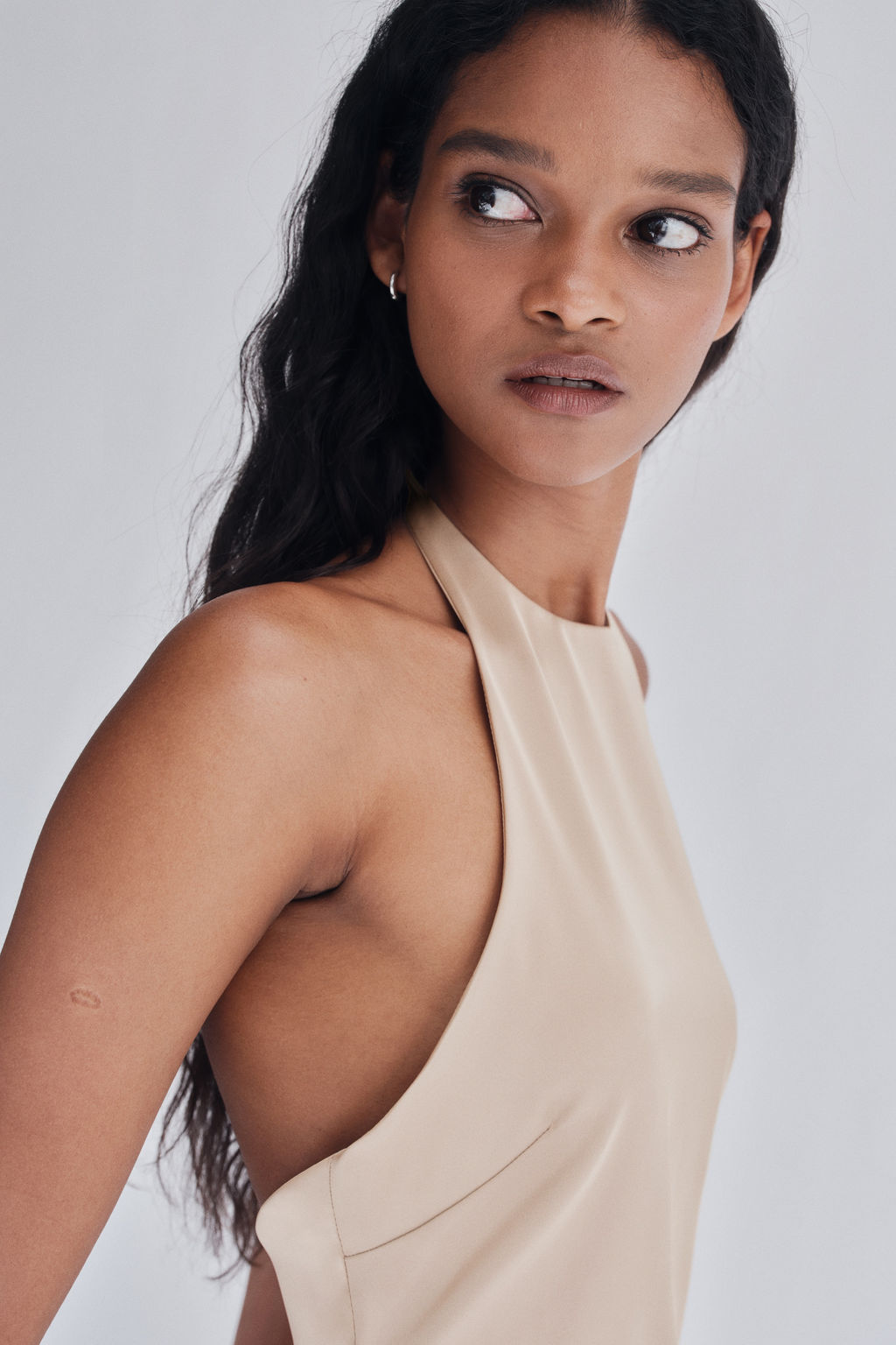 Top asim?trico con escote halter - H&m фото 6