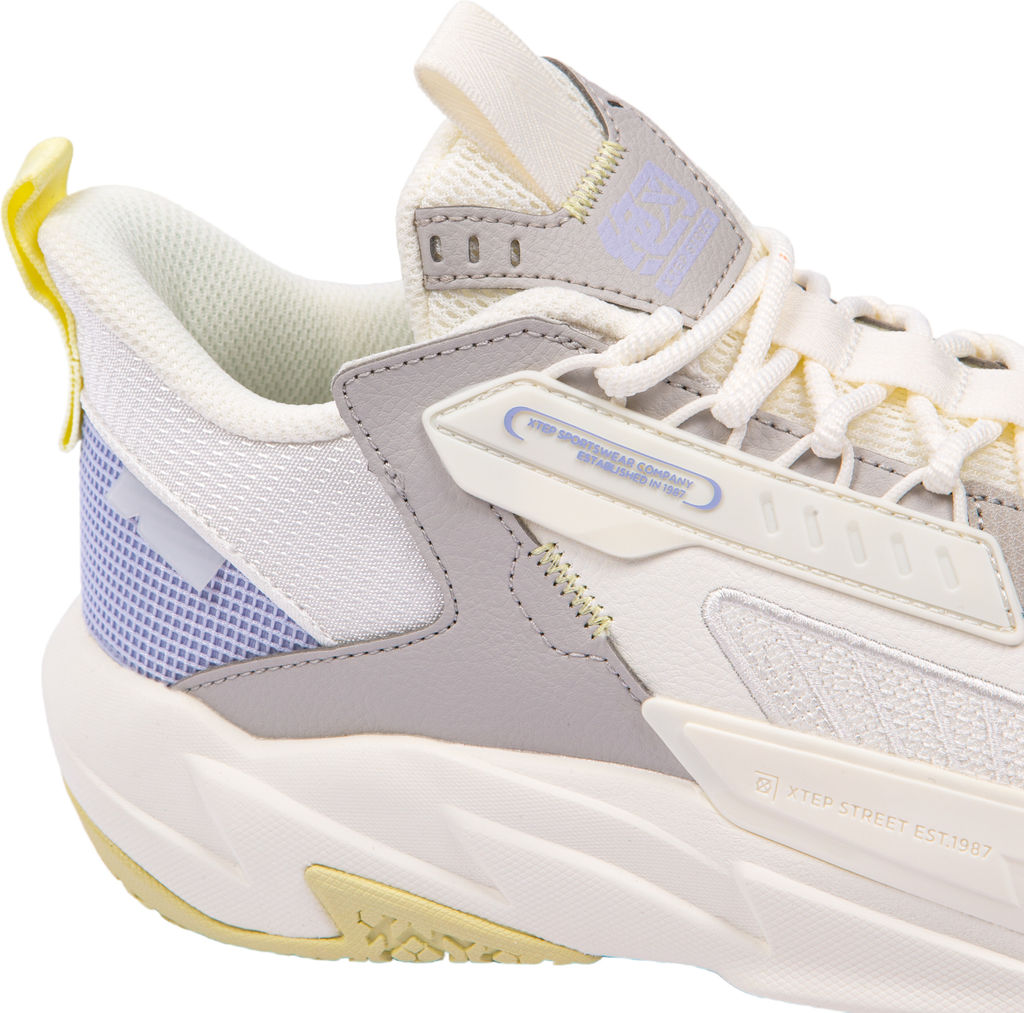 Кроссовки женские