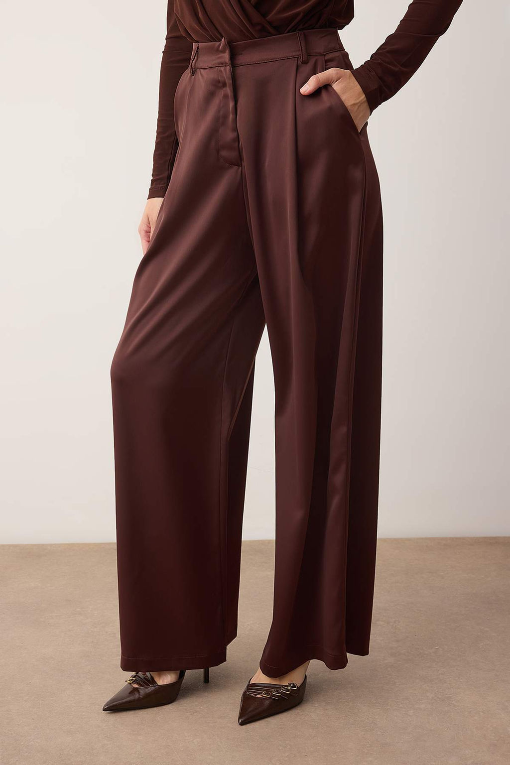 Koyu Kahverengi Wide Leg/Genis Paca Saten Gorunumlu Dokumlu Pantolon TPRAW26PL00004 - Trendyolmilla фото 3