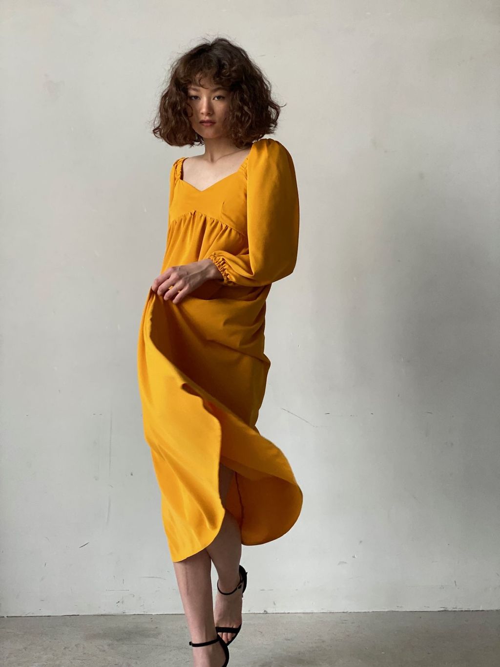 Платье-миди с пышными рукавами в цвете манго - Martichelli фото 6