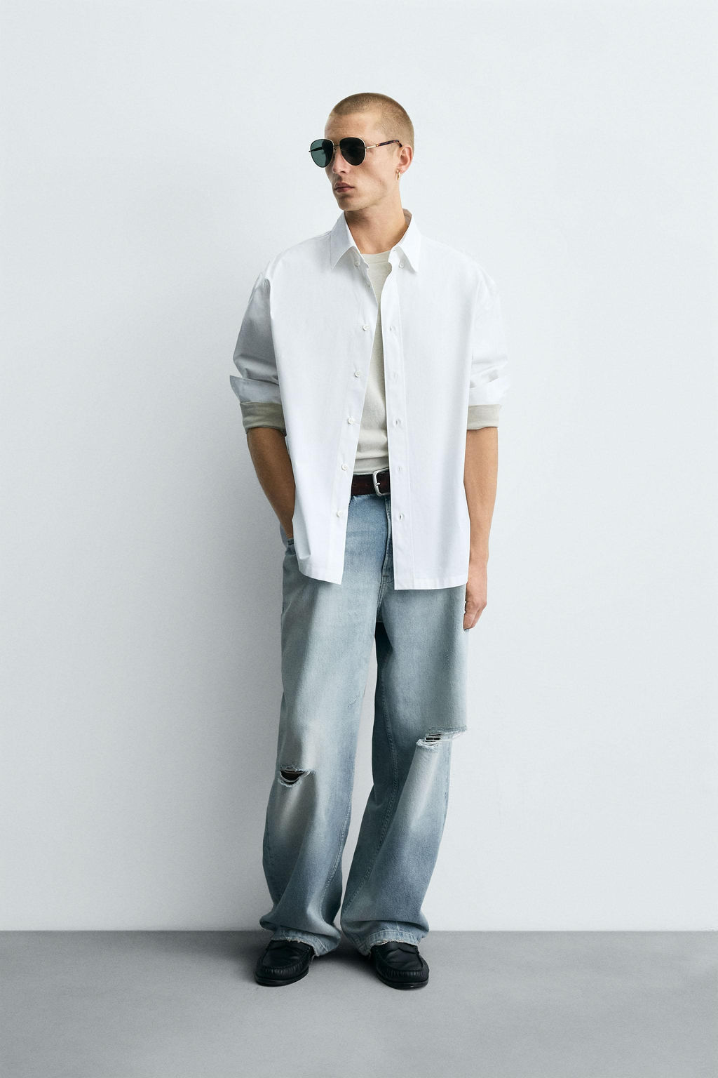 RIPPED BAGGY FIT JEANS