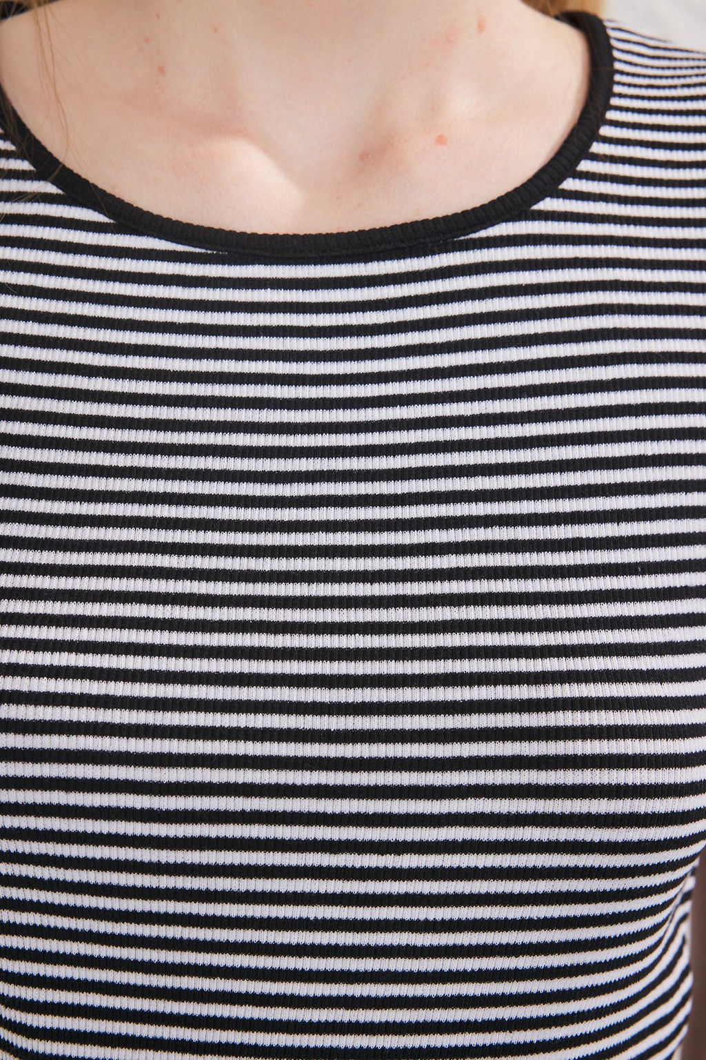 Siyah Duz-Siyah Cizgili 2li Paket Havuz Yaka Vucuda Oturan Fitlli Esnek Orme Bluz TWOSS25BZ00512 - Trendyolmilla фото 3