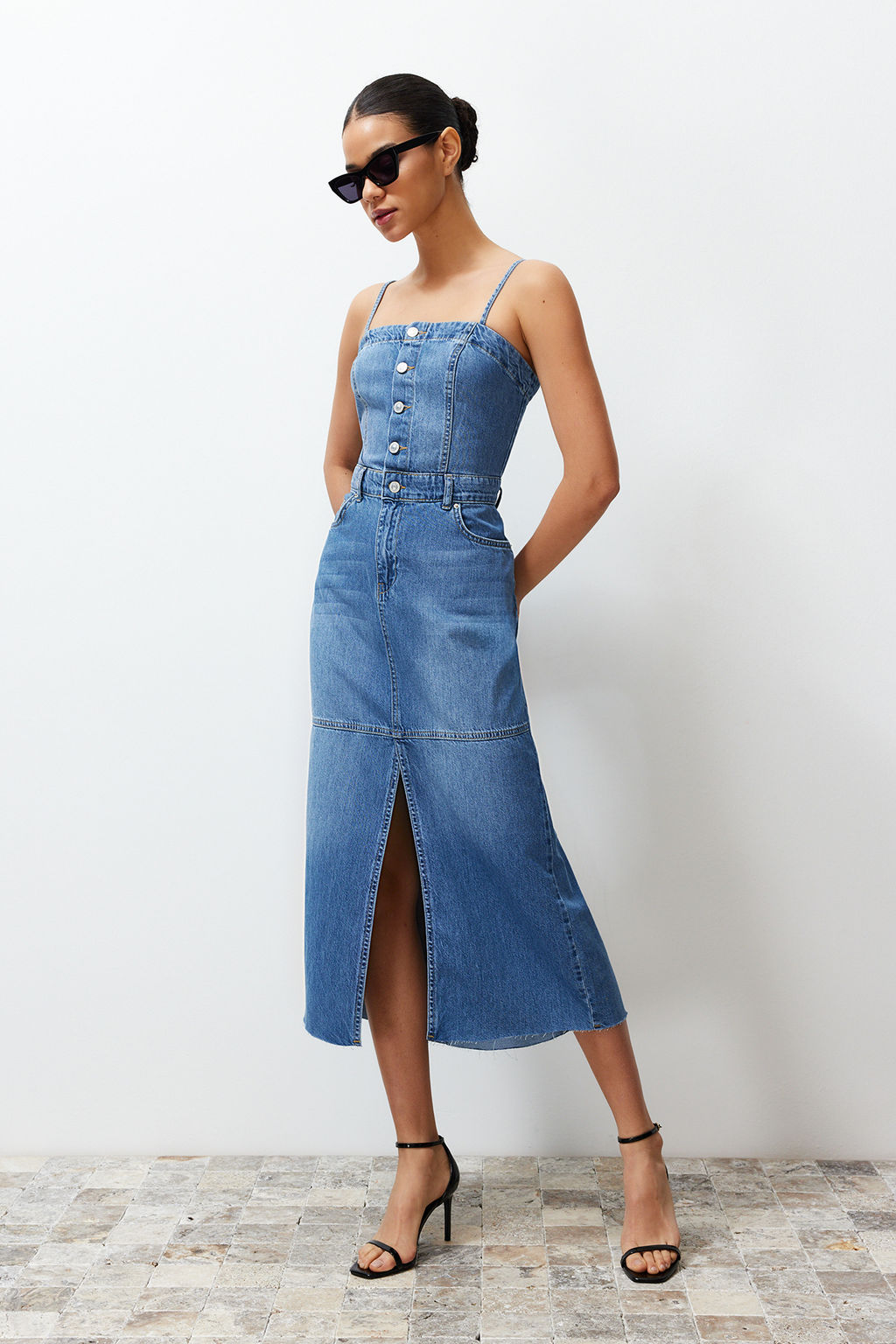 TRENDYOLMILLA Mavi Y?rtmacl? Dikis Detayl? Ask?l? Maxi Denim Elbise TWOSS24EL00544