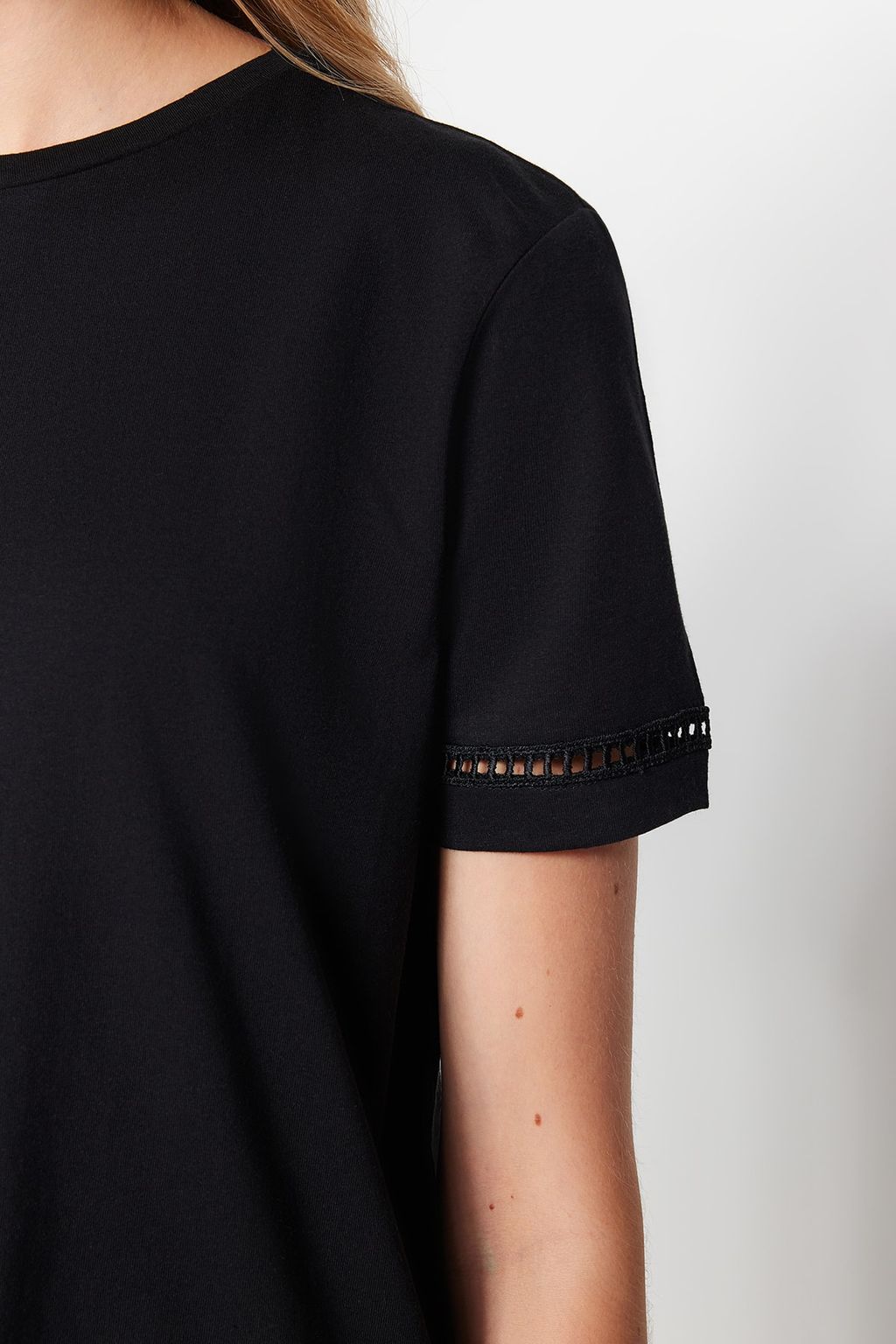 Siyah %100 Pamuk Isleme Detayl? Basic Bisiklet Yaka Orme T-Shirt TWOSS23TS00012