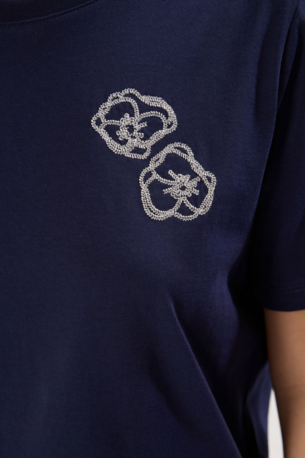 TRENDYOLMILLA Lacivert %100 Pamuk Cicek Nak?sl? Regular/Normal Kal?p Orme T-Shirt TWOSS25TS00042  фото 4