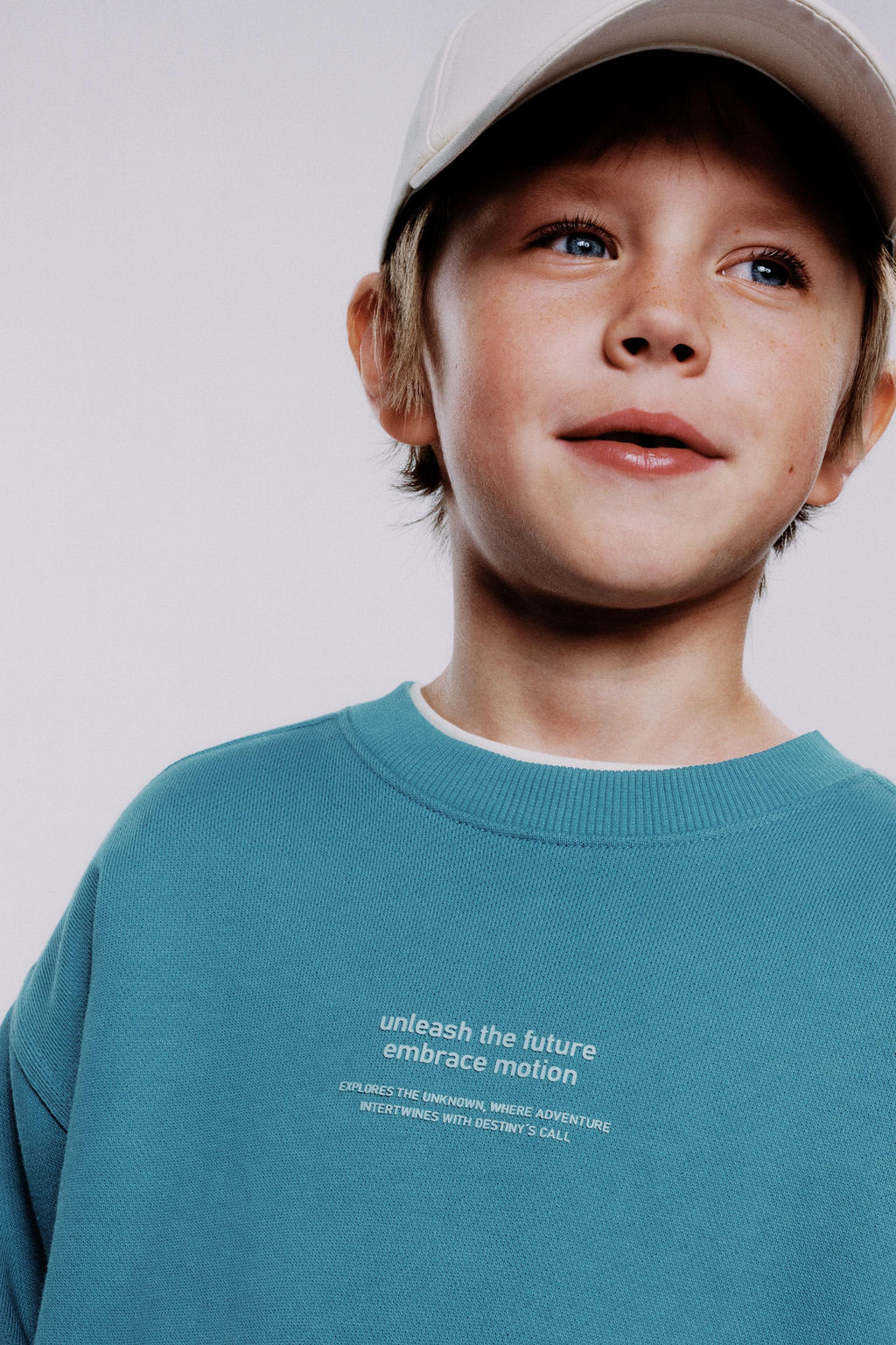 PLAIN SWEATSHIRT WITH EMBOSSED SLOGAN - Zara фото 6