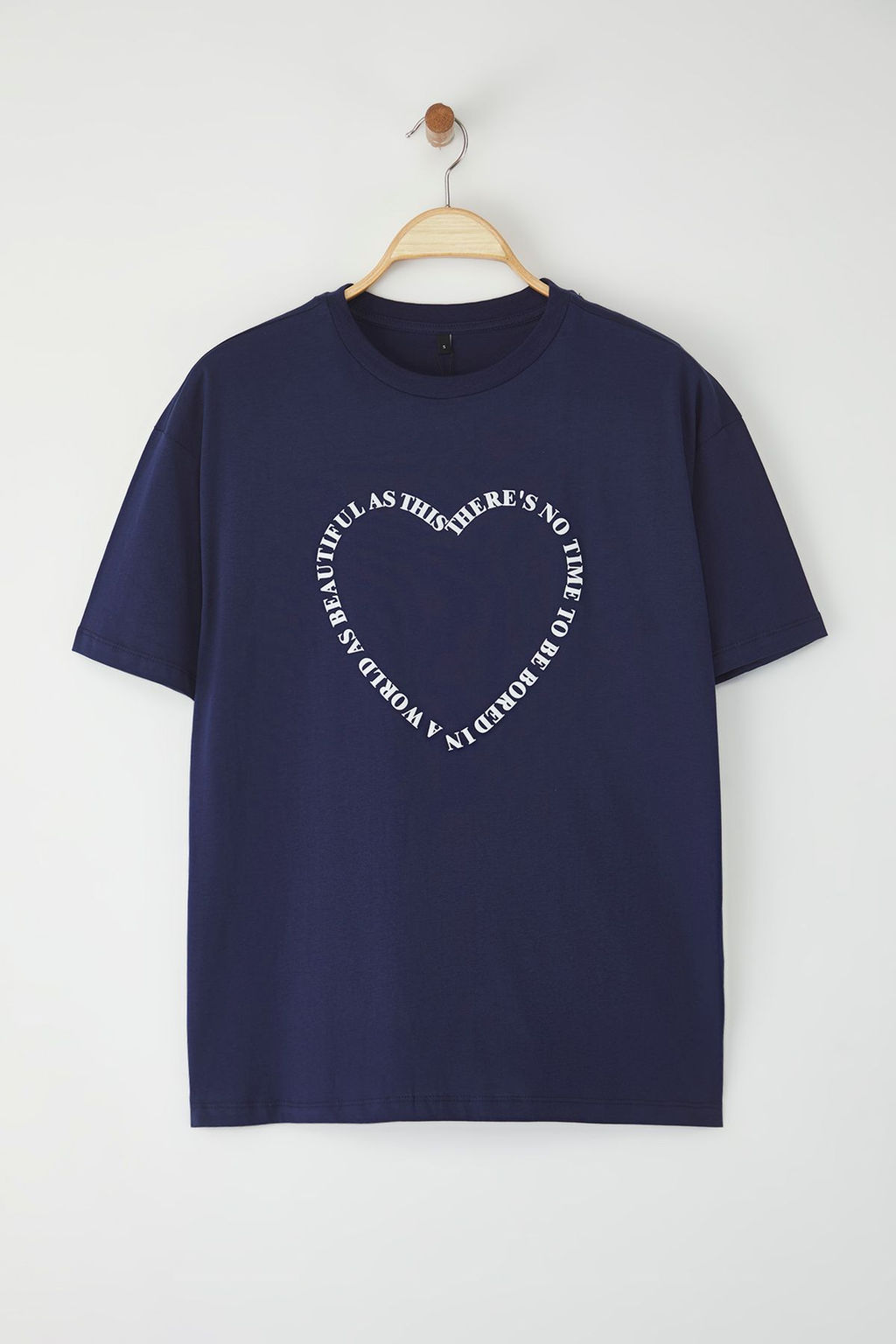 TRENDYOLMILLA Beyaz %100 Pamuk Kalp Slogan Bask?l? Oversize/Rahat Kesim Orme T-Shirt TWOSS24TS00139  фото 12