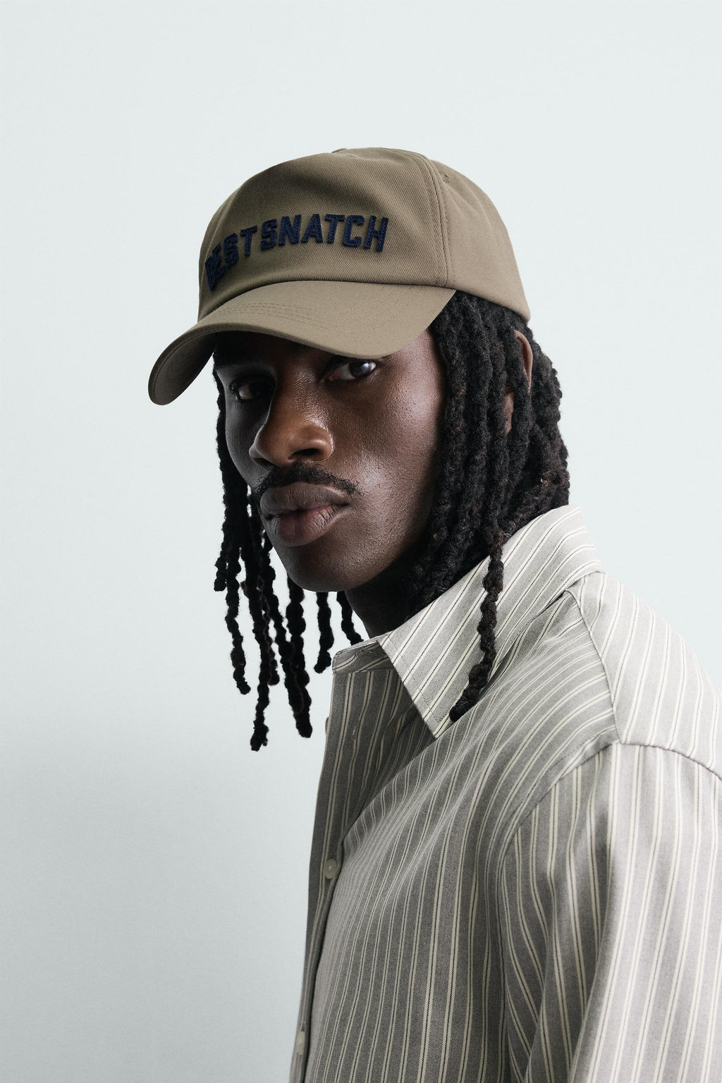 GORRA BORDADO TEXTO / Khaki