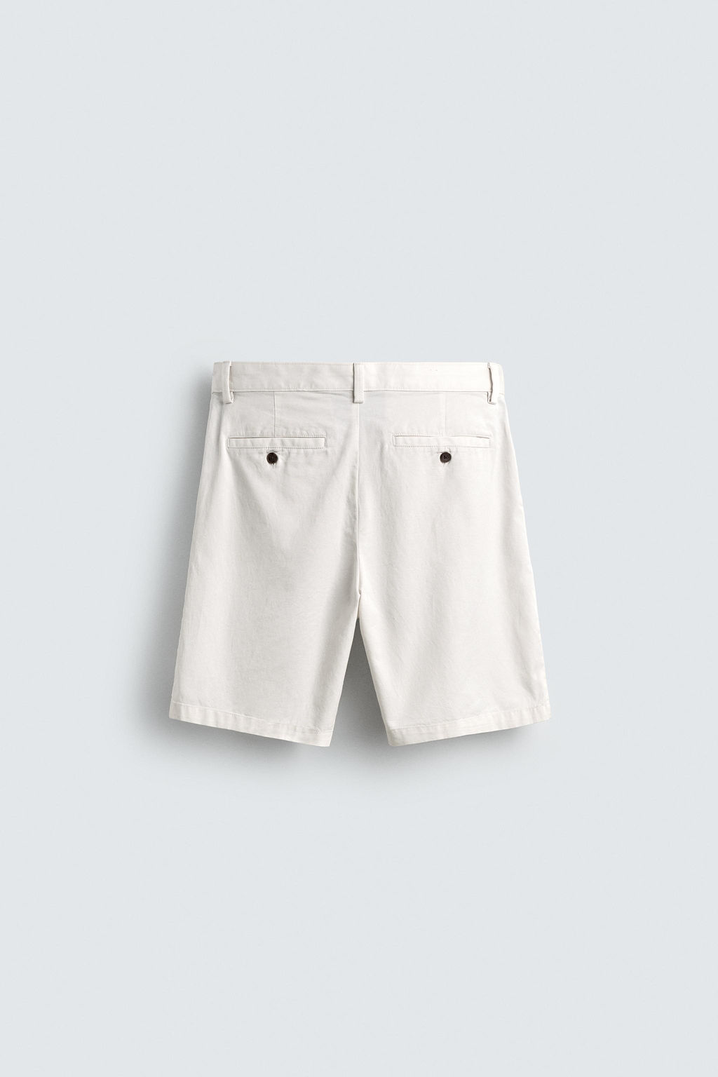 BERMUDA REGULAR FIT PLIEGUES / Blanco roto