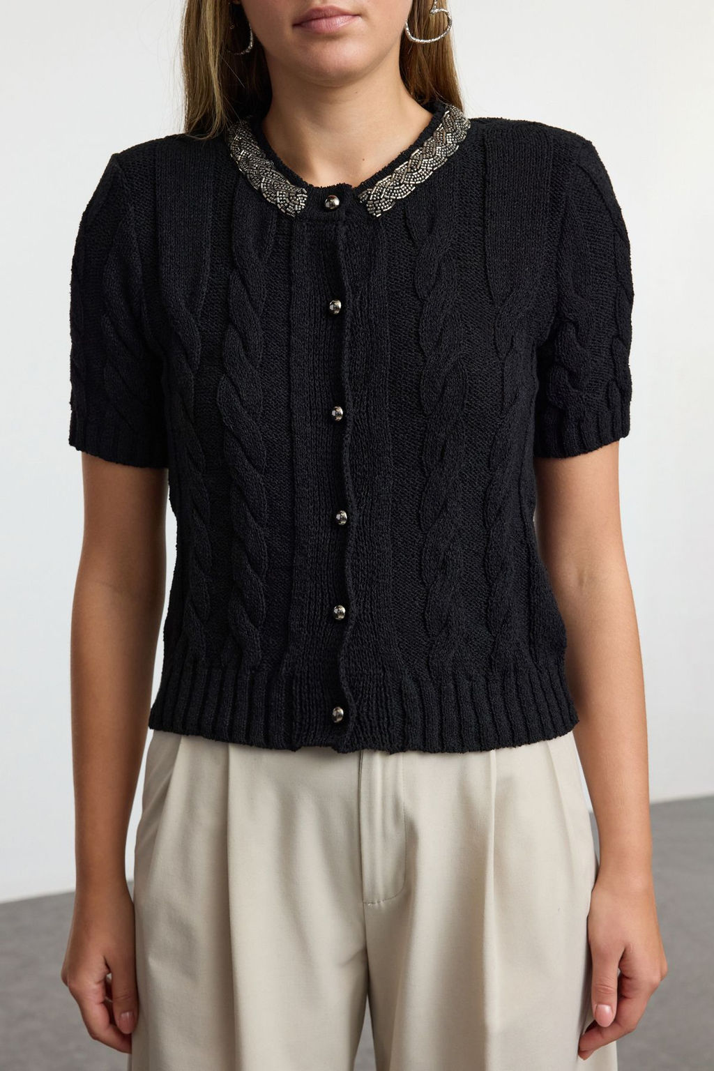 Trendyolmilla Siyah Crop %100 Pamuk Bisiklet Yaka Boncuk Detayl? Sac Orgulu Triko H?rka TWOAW25HI00342  фото 3