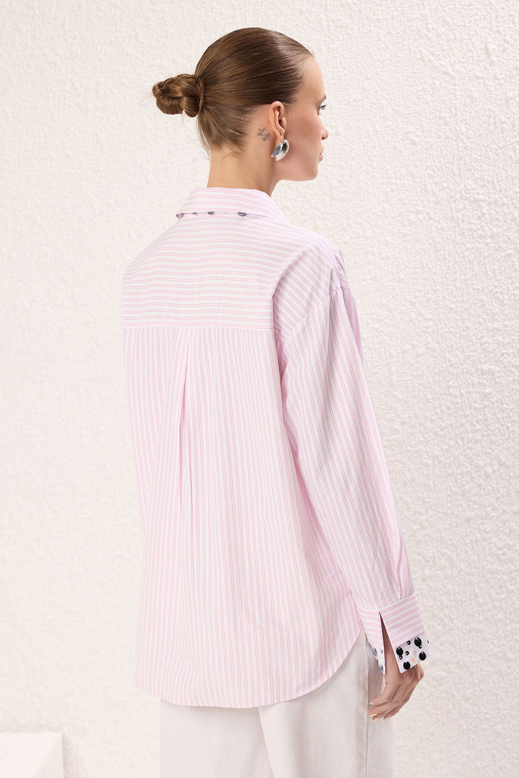 TRENDYOLMILLA Ac?k Pembe Yaka Ve Mansette Payet Tas Detayl? Overszie Genis Kal?p Dokuma Gomlek TWOSS25GO00043  фото 4