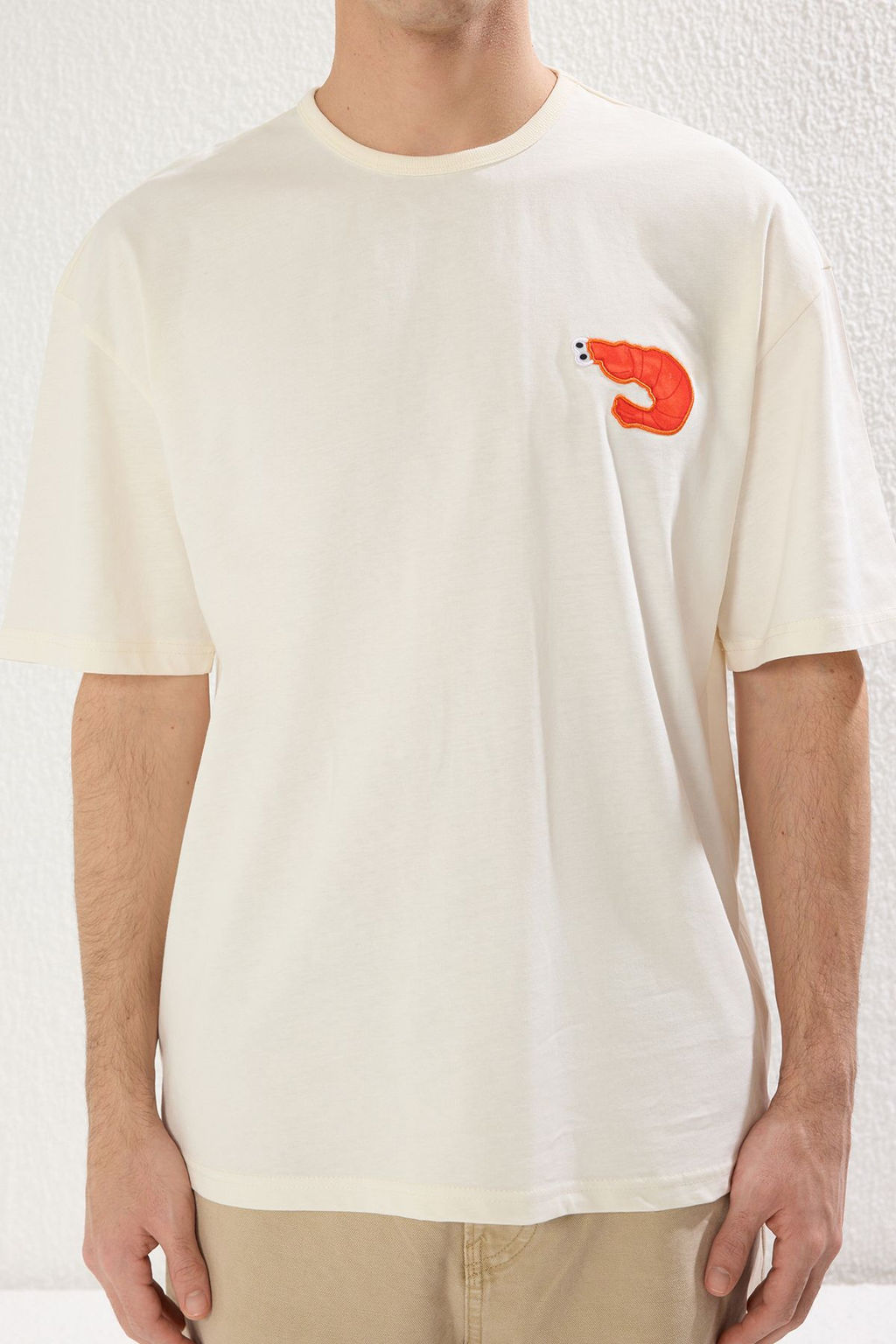 TRENDYOL MAN Ekru Unisex Oversize/Genis Kesim Kabar?k Istakoz Patchli K?sa Kol %100 Pamuk T-Shirt TMNSS25TS00029 - Trendyolmilla фото 4