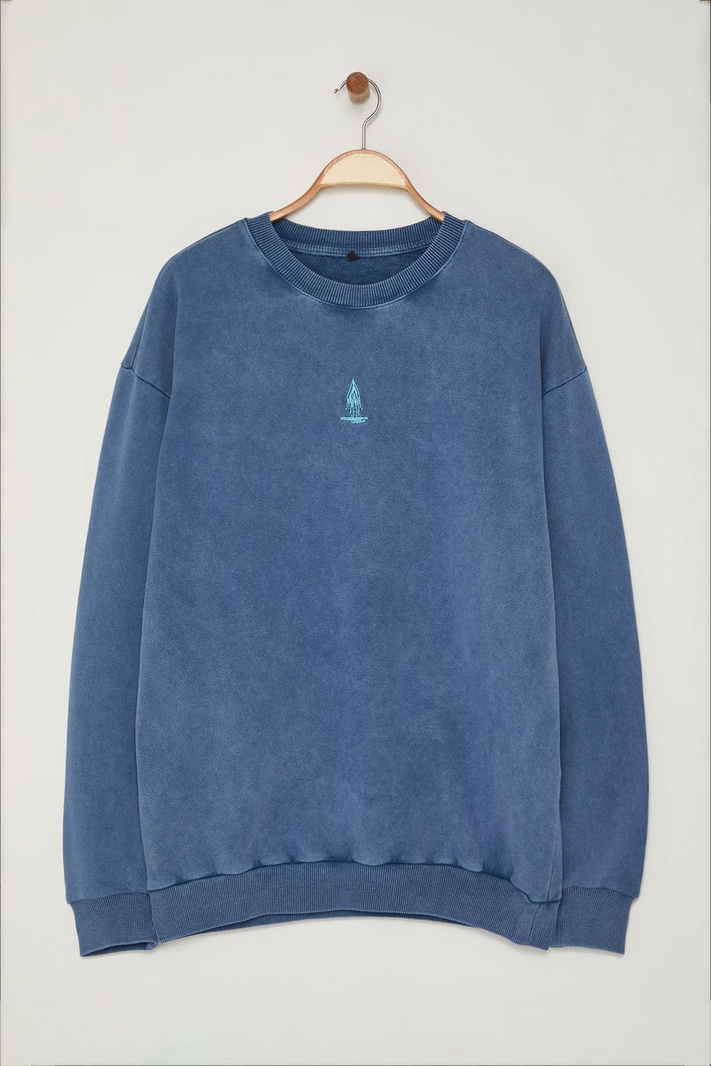 Indigo Oversize/Genis Kesim Soluk Efektli Mistik Temal? Sardonsuz Sweatshirt TMNAW24SW00189