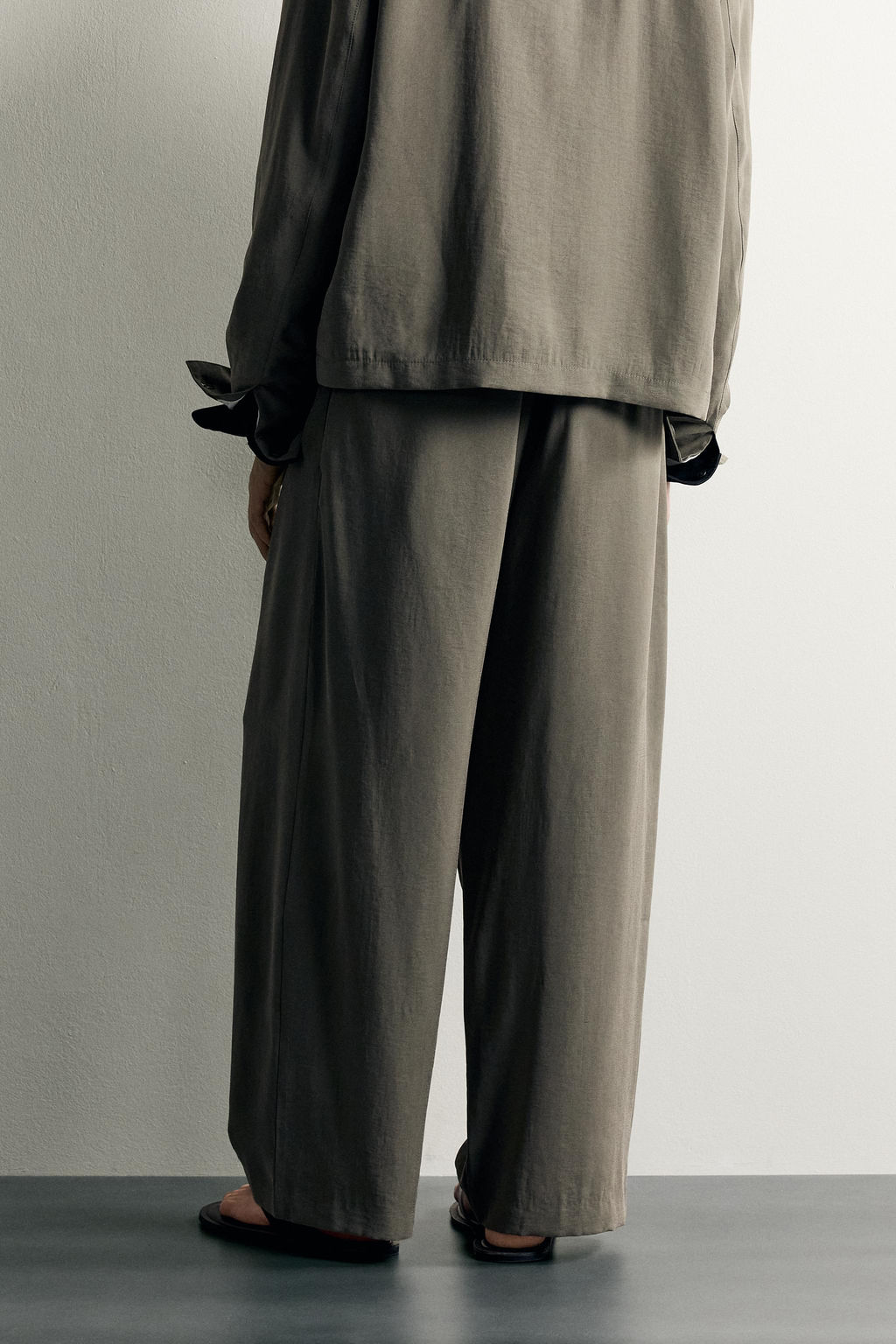 PANTAL?N RELAXED FIT FLUIDO PLIEGUES / crudo/kaki - Zara фото 3