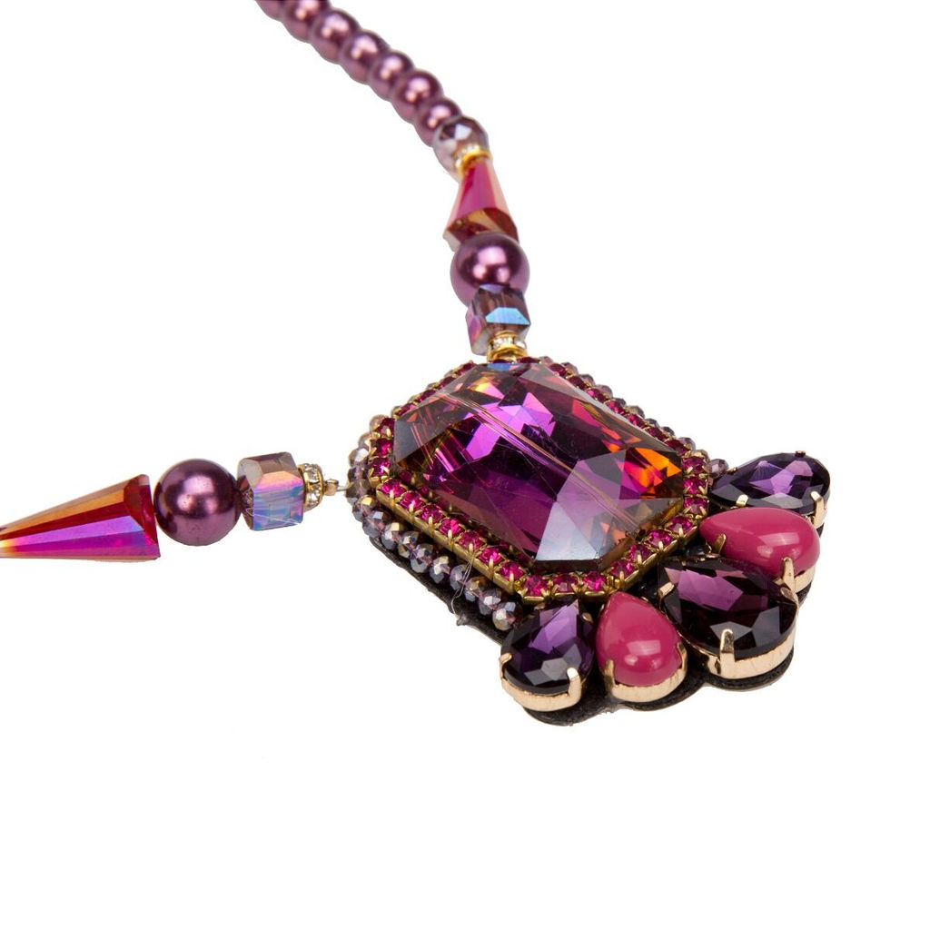 Короткое ожерелье из фиолетовых бусин с подвеской - Модные истории фото 2