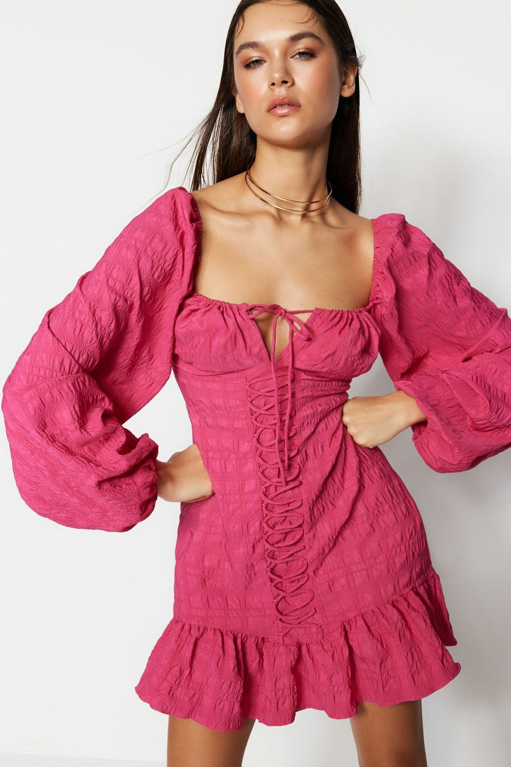 TRENDYOLMILLA Bridal Ekru Vucuda Oturan Dokulu Astarl? Dokuma K?sa Dugun/Nikah S?k Abiye Elbise TPRSS23EL00024  фото 4