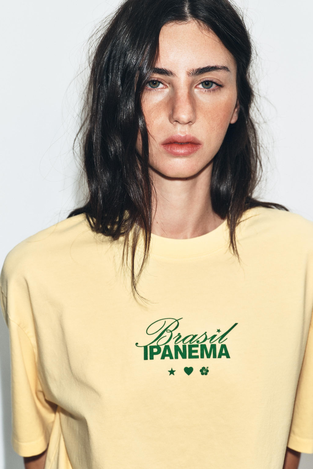 CAMISETA EFECTO LAVADO TEXTO / Amarillo