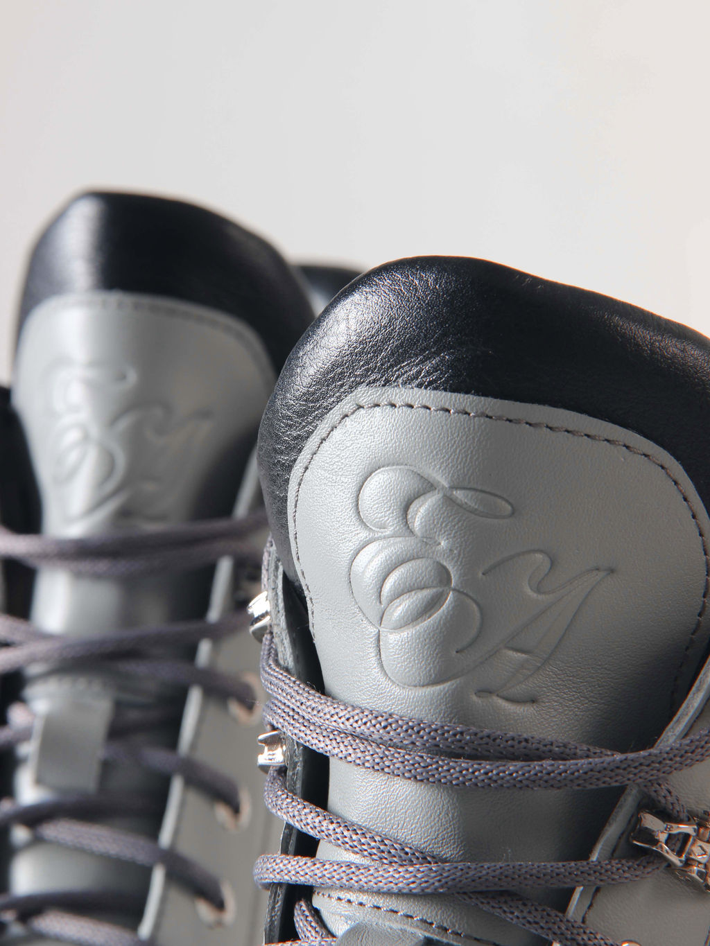 Ботинки 261.uno2bl. серый черный/Байка