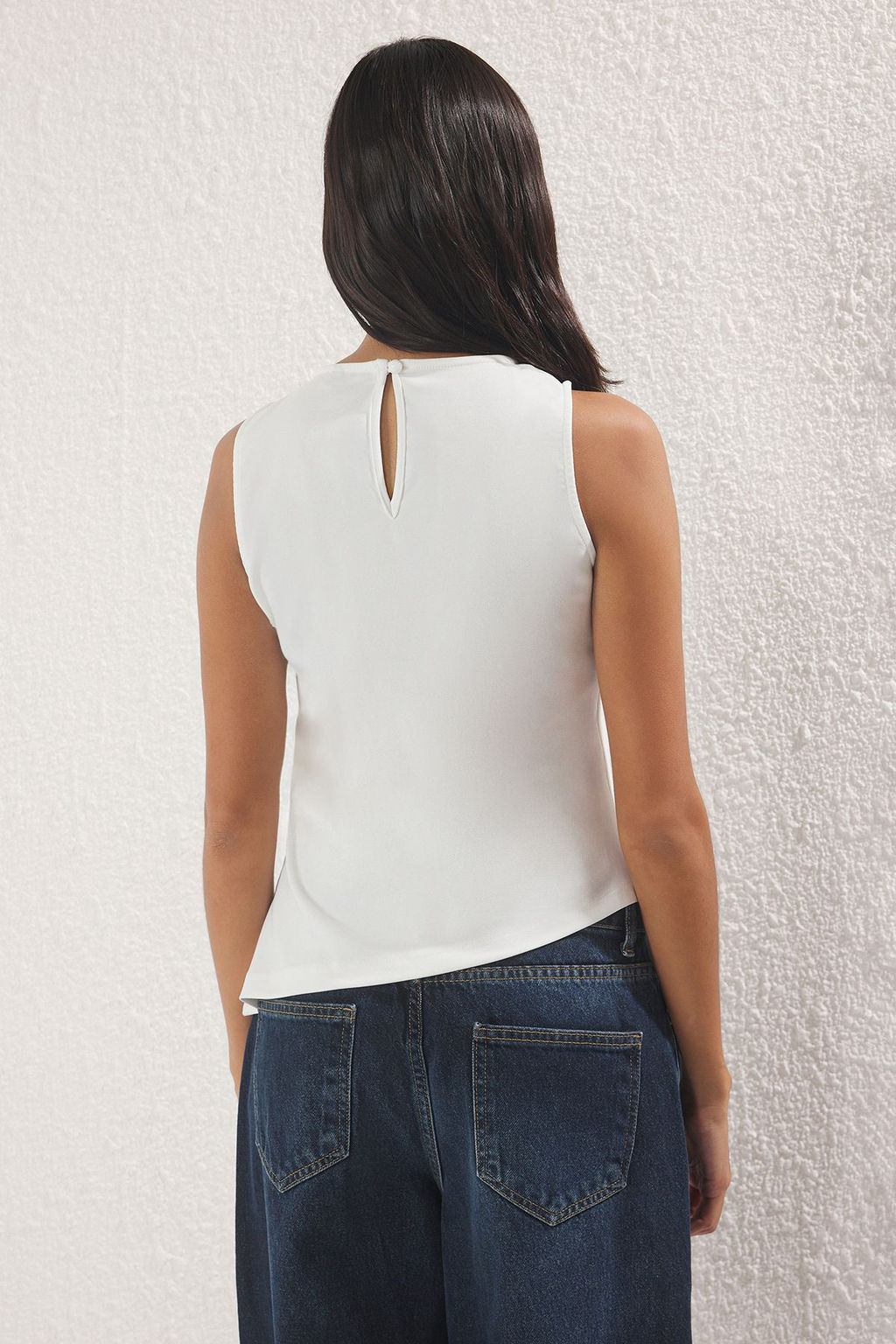 Trendyolmilla Beyaz Drapeli Asimetrik Kesim Fitted Dokuma Bluz TWOSS25BZ00546  фото 4