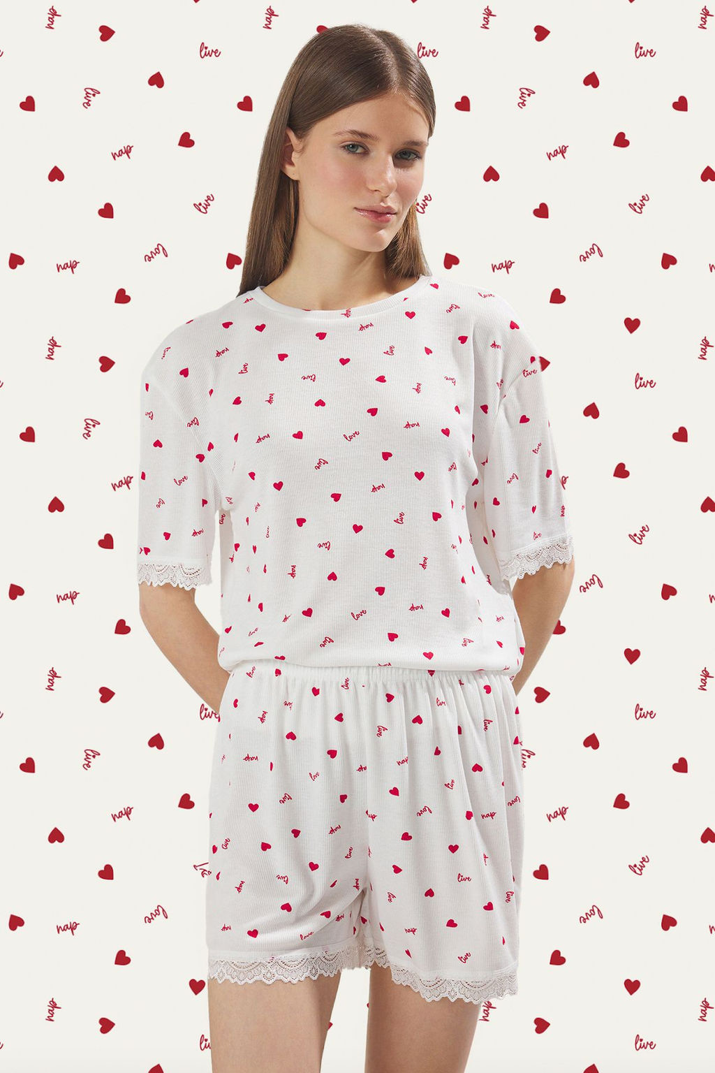 Trendyolmilla Beyaz Kalpli ve Sloganl? Dantel Detayl? Fitilli Sortlu Orme Pijama Tak?m? THMSS25PT00338