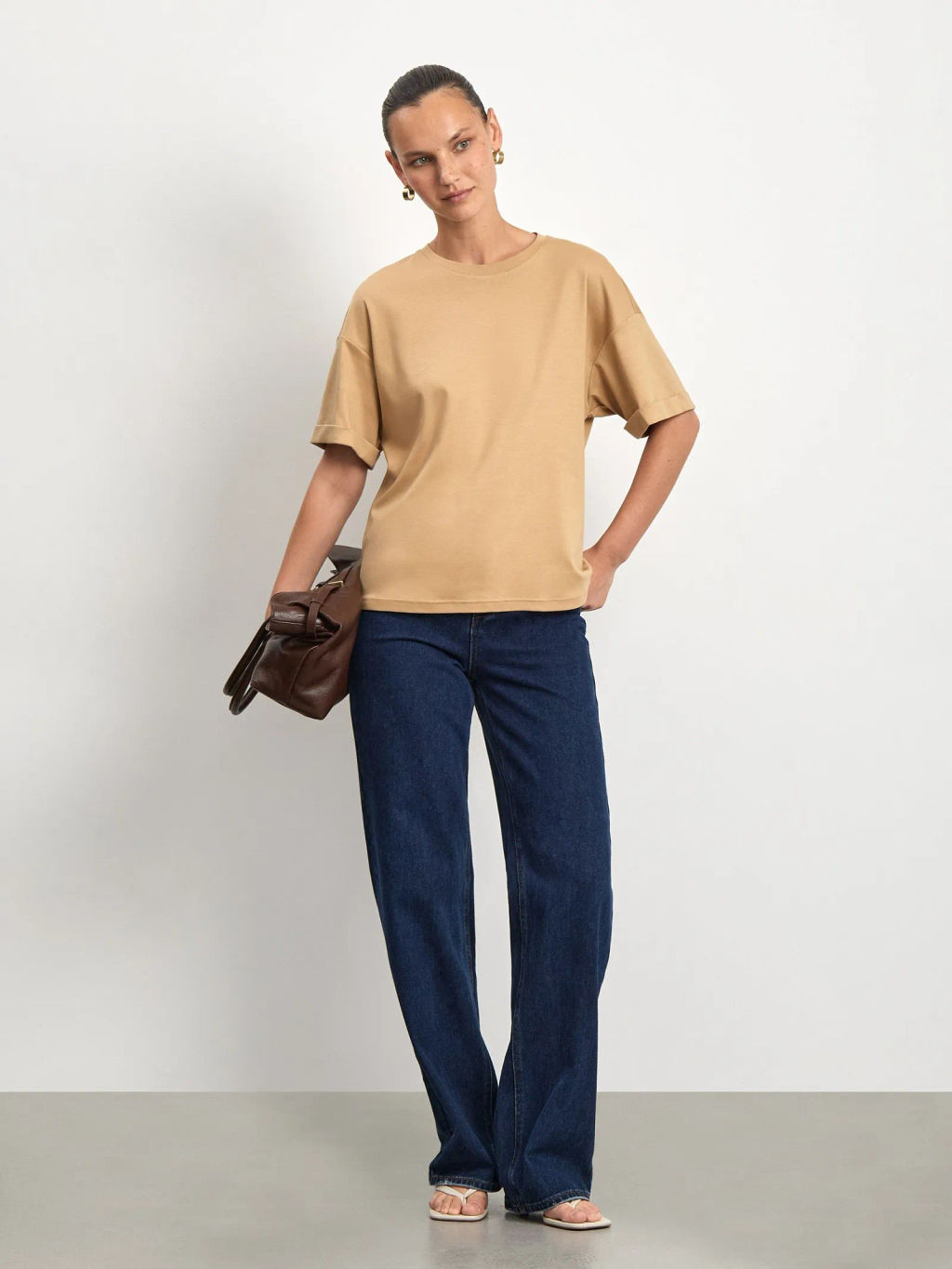 EMKA / Трикотажная футболка со спущенным плечом  фото 2