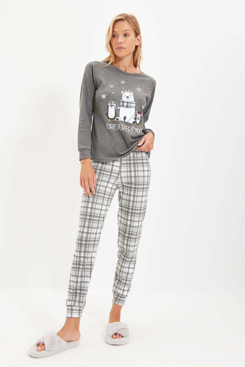 Trendyolmilla Fume Ay?c?kl? ve Penguen Bask?l? Ekoseli Yumos Orme Pijama Tak?m? THMAW22PT0395