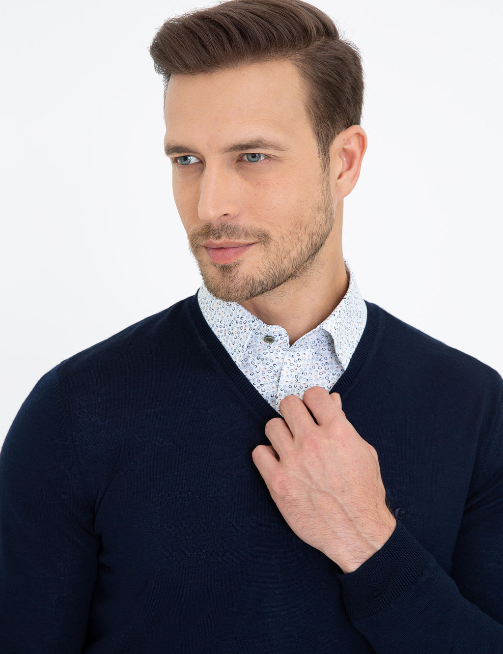 Базовый трикотажный свитер узкого кроя темно-синего цвета с v-образным вырезом - Cacharel фото 7