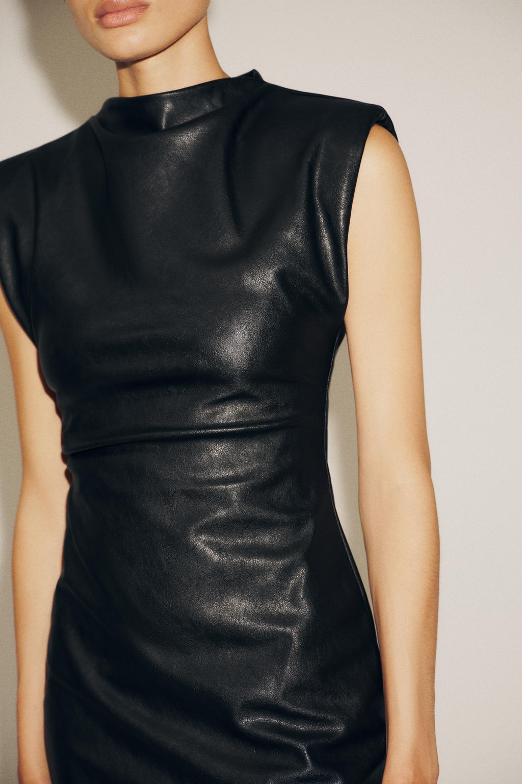 FAUX LEATHER SHORT DRESS WITH SHOULDER PADS - Zara фото 2