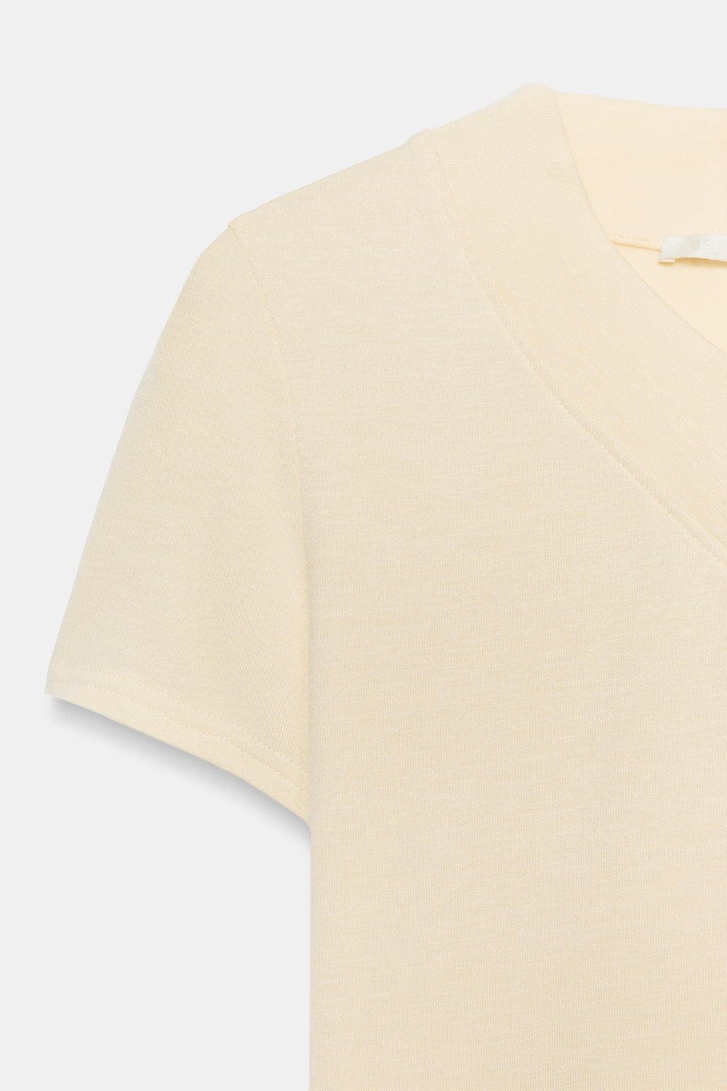 CAMISETA CUELLO PICO BAJO ASIM?TRICO / Amarillo