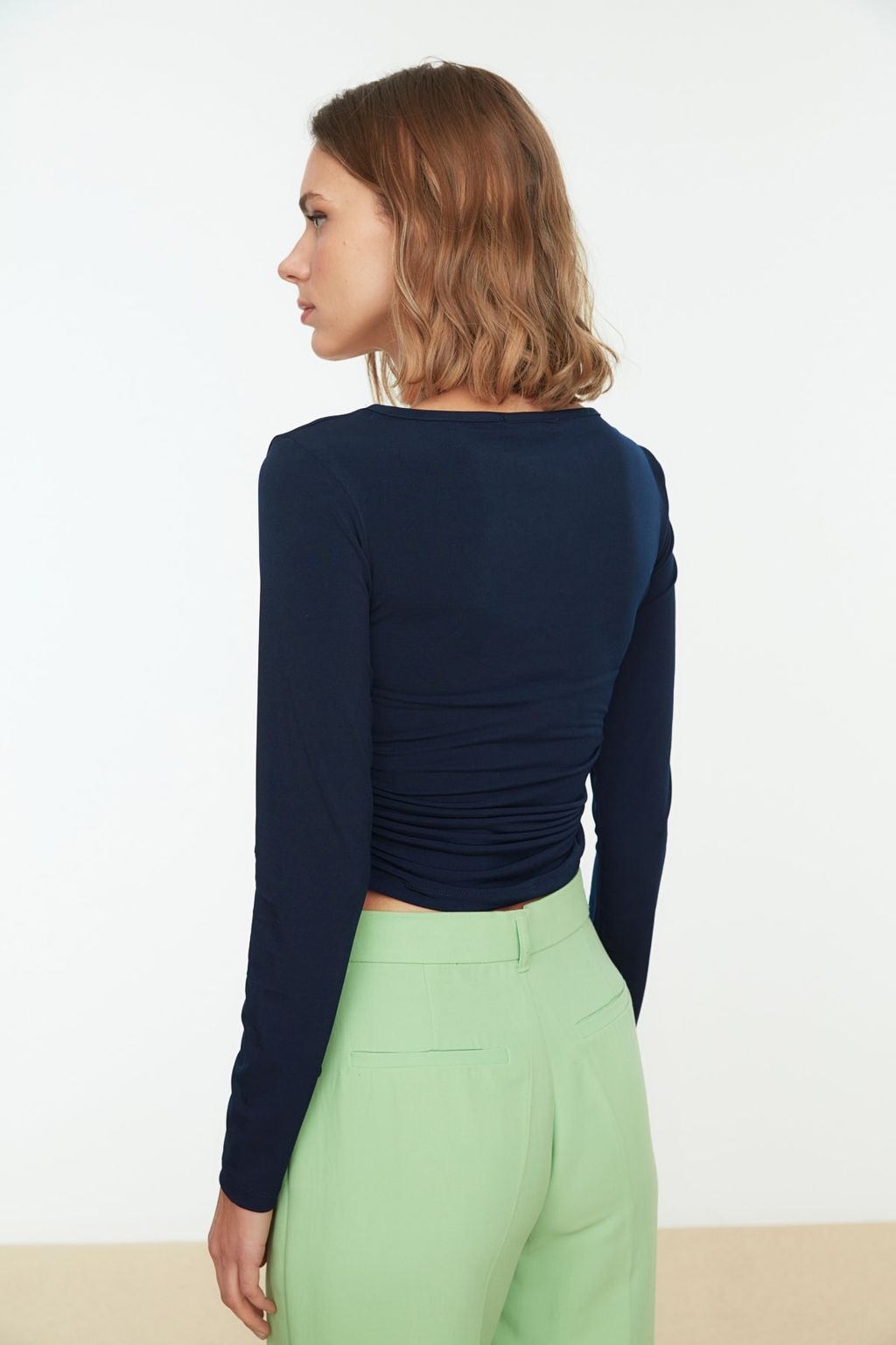 Lacivert Kare Yaka Buzgu Detayl? Fitted/Vucuda Oturan Crop Esnek Orme Bluz TWOAW22BZ0263