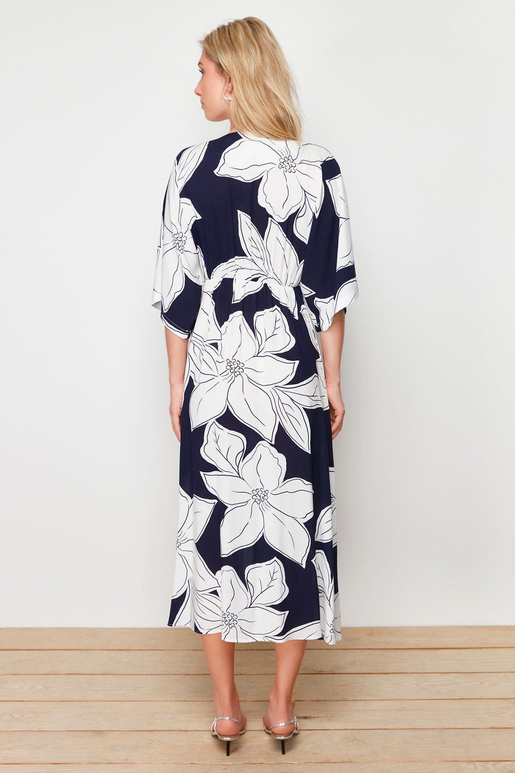 Lacivert Cicek Desenli A Kesim Kruvaze Yaka Midi Dokuma Elbise TWOSS24EL00913