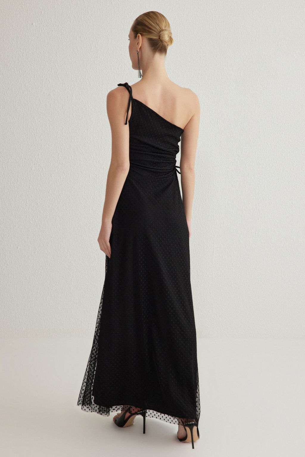 TRENDYOLMILLA Siyah A-Kesim Asimetrik Yaka Tul Orme Uzun S?k Abiye Elbise TPRSS25AE00027 фото 5