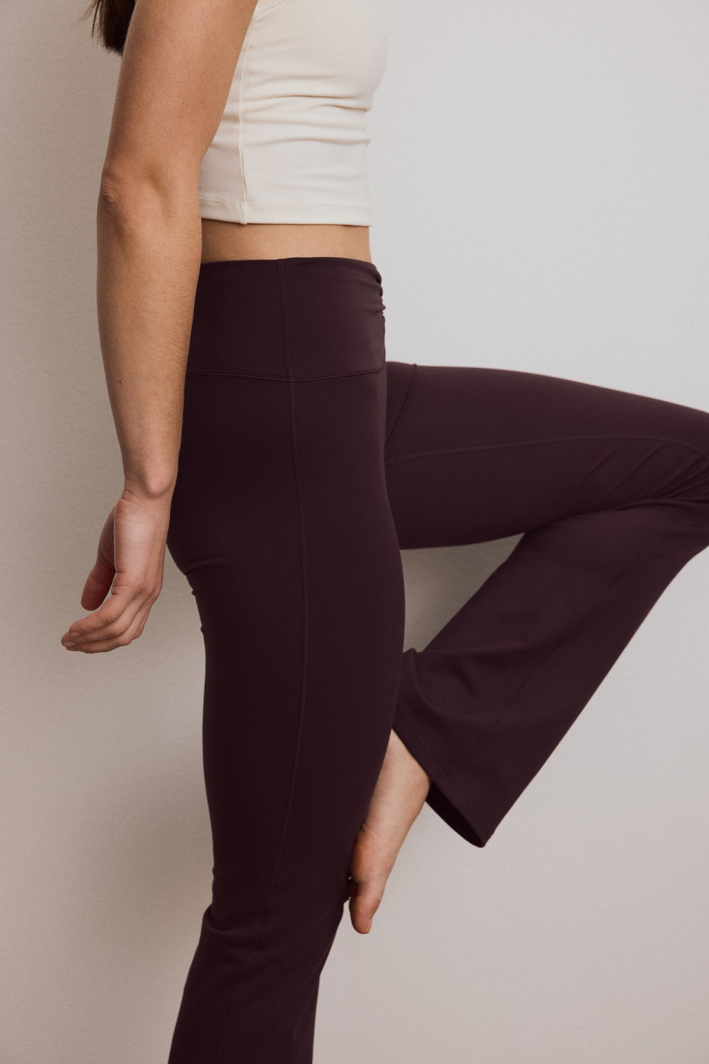 Leggings de yoga acampanados con SoftMove - H&m фото 5