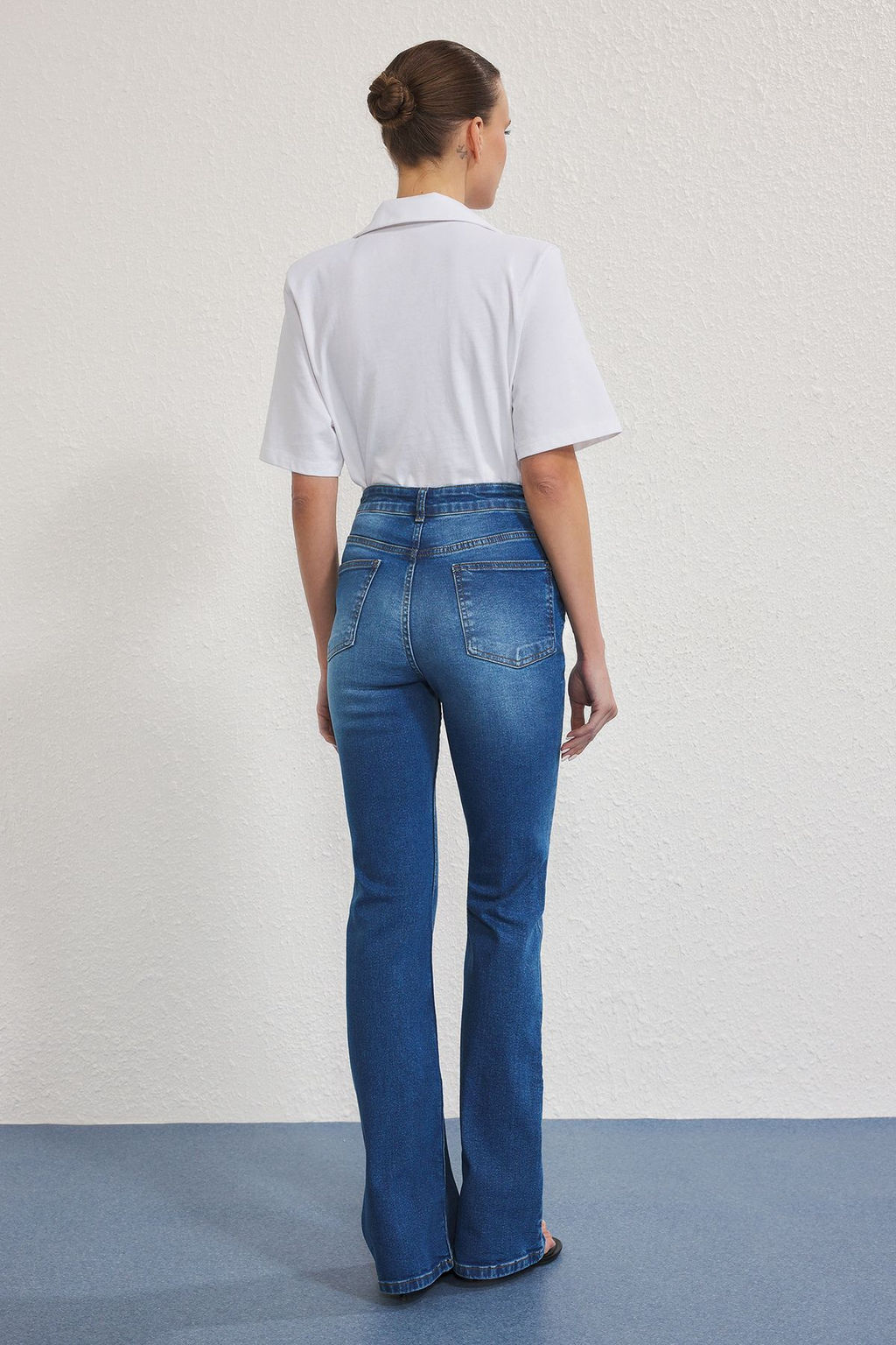 TRENDYOLMILLA Koyu Mavi Yuksek Bel Flare Jeans TWOSS25JE00109  фото 9