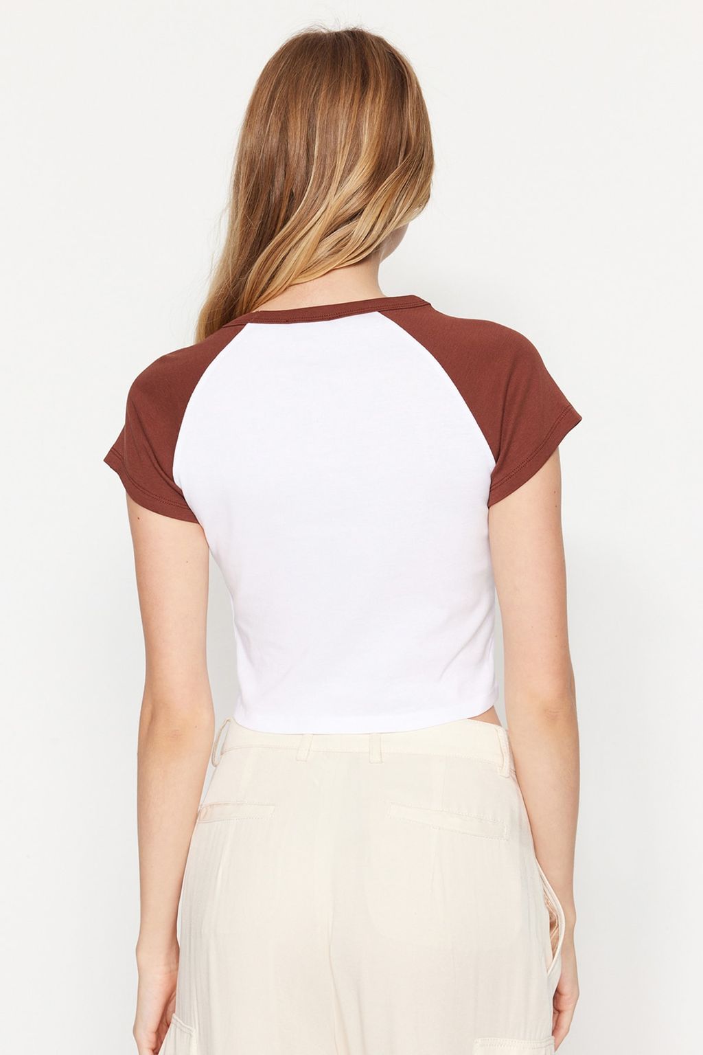 TRENDYOLMILLA Kahverengi %100 Pamuk Bask?l? Fitted/Vucuda Oturan Crop Bisiklet Yaka Orme T-Shirt TWOSS23TS00170 фото 4