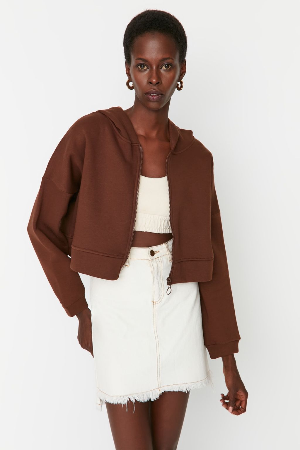 TRENDYOLMILLA Ekru Basic Fermuarl? Kapusonlu Crop Kal?n Ici Polarl? Orme Sweatshirt TWOAW20SW0660  фото 12