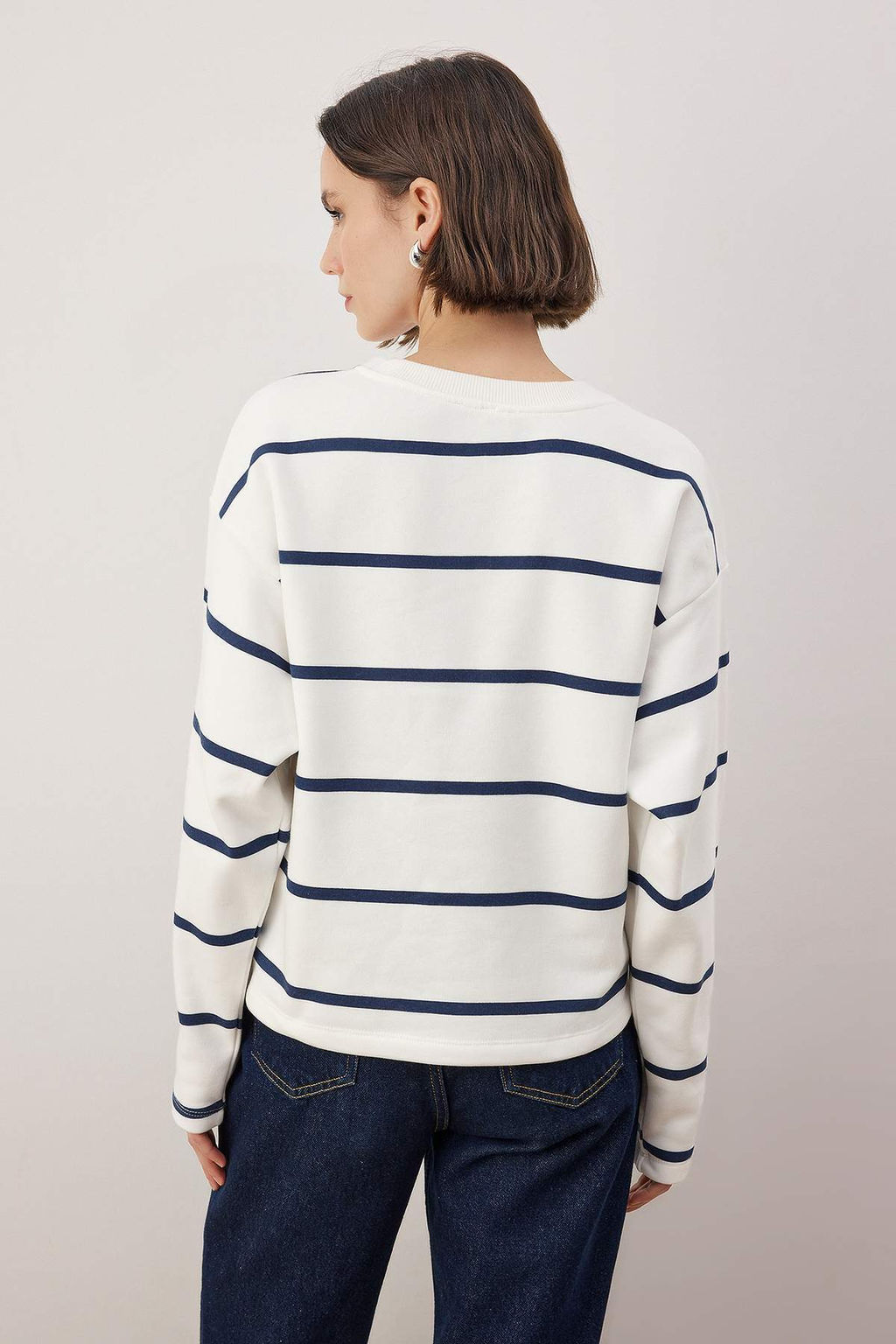 Ekru Cizgili Regular/Normal Kal?p Bisiklet Yaka Orme Sweatshirt TWOAW26SW00255 - Trendyolmilla фото 4