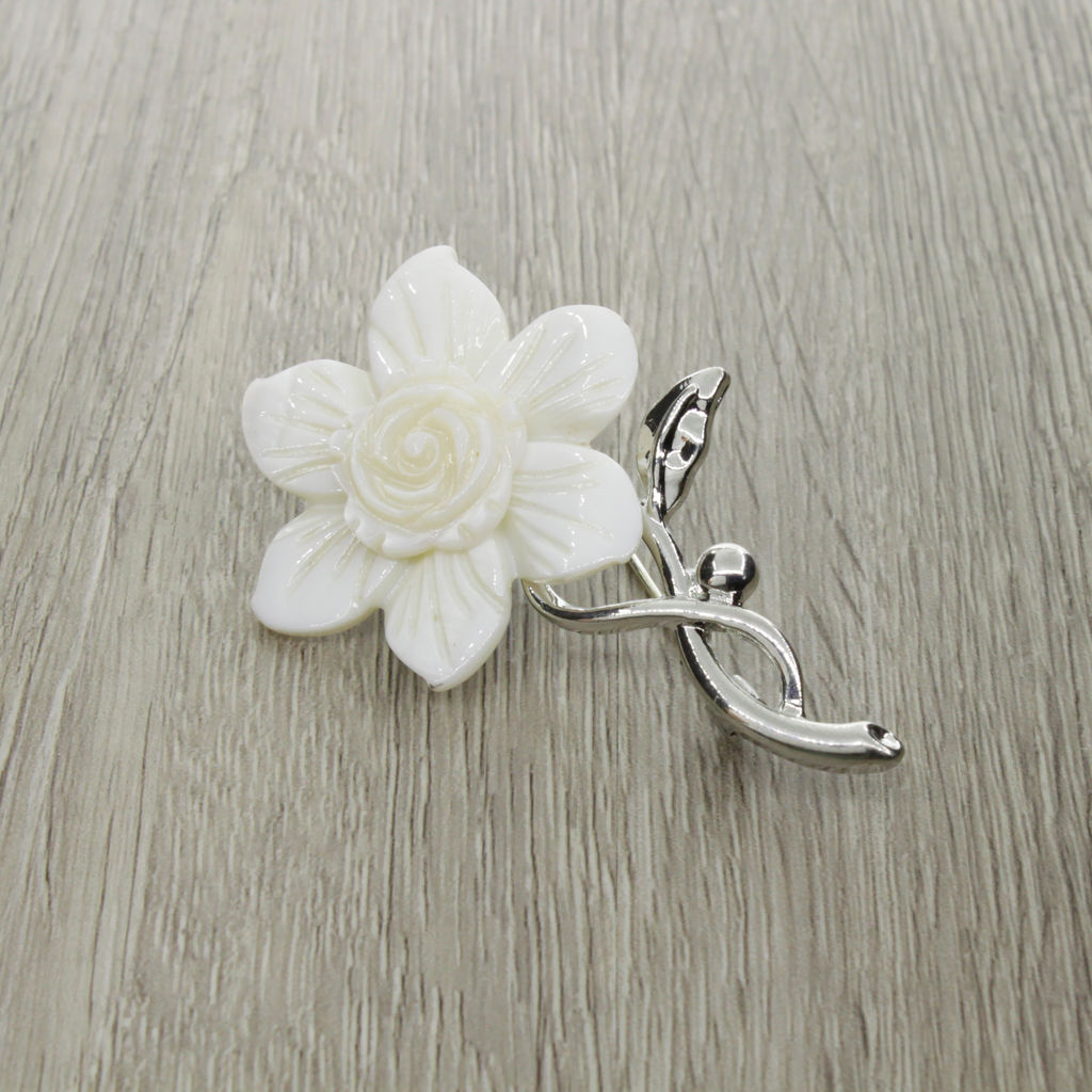 Брошь "Нарцисс" со вставкой из перламутра и ювелирного сплава