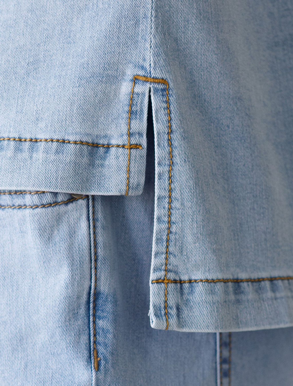 Укороченная рубашка с карманом из облегченного денима