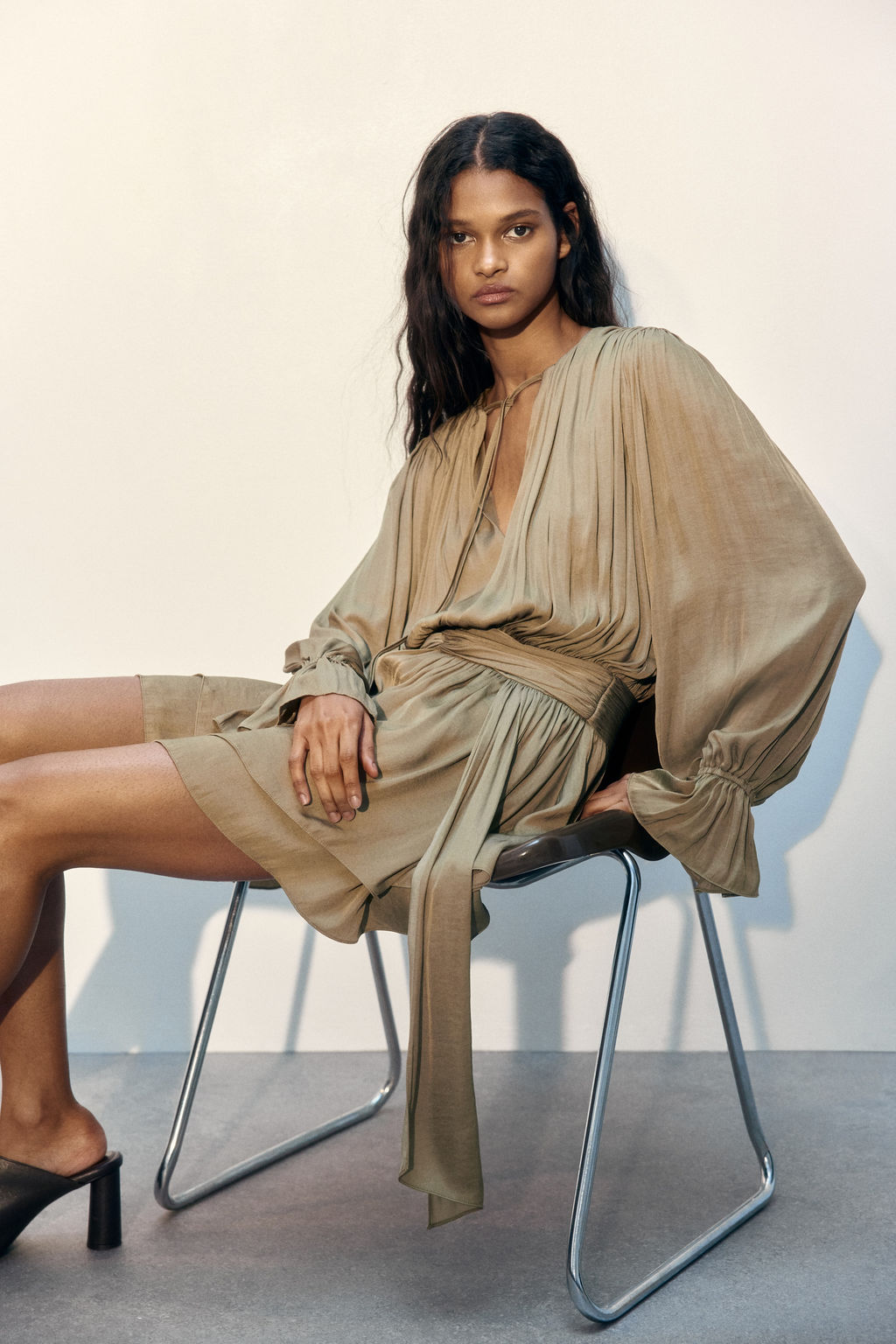 Vestido drapeado con detalle de nudo - H&m фото 4