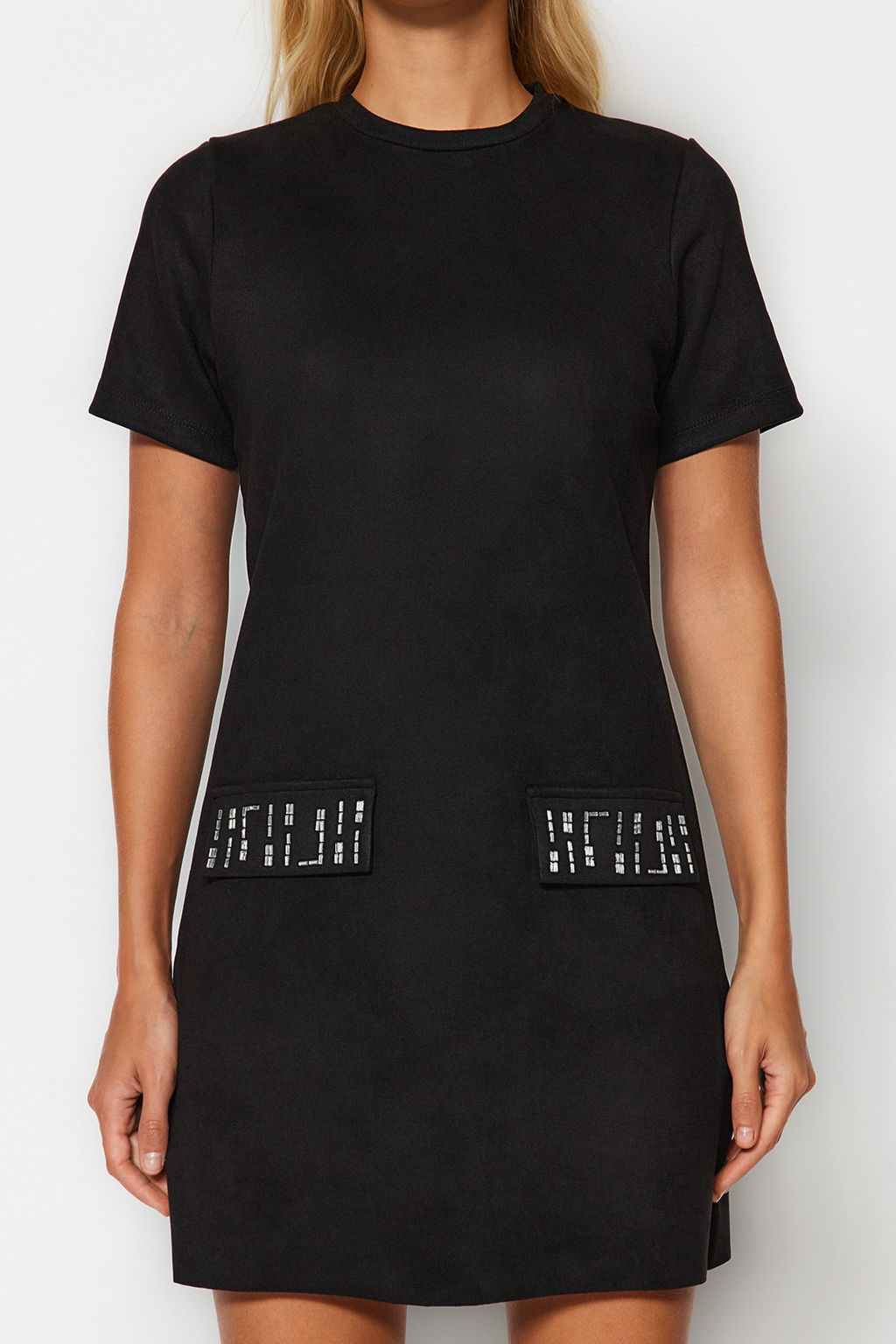 TRENDYOLMILLA Siyah Bisiklet Yaka Tas Detayl? Shift/Duz Mini Suet Orme Elbise TWOAW24EL00523