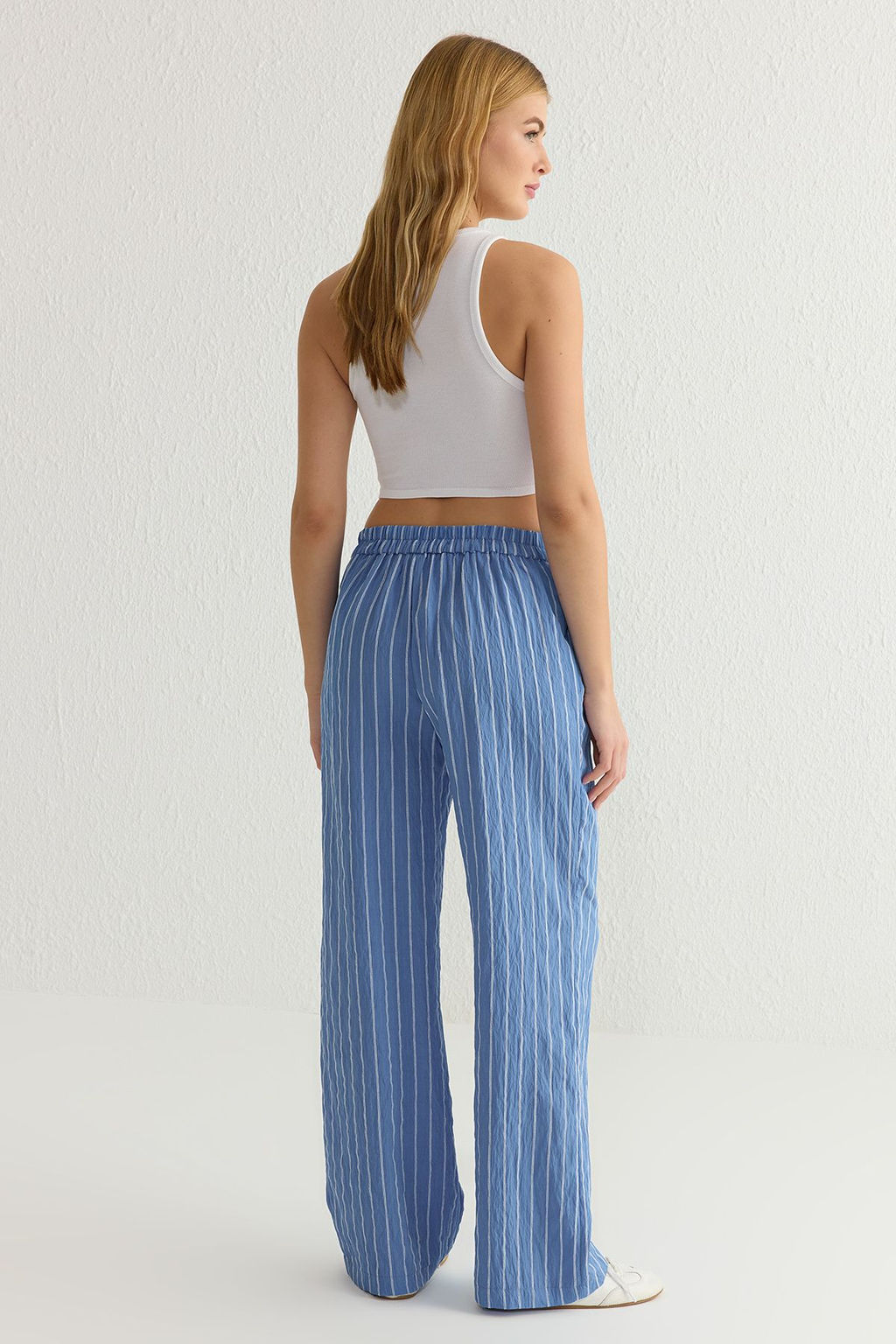 TRENDYOLMILLA Mavi Cizgili Crinkle Normal Bel Wide Leg/Genis Paca Dokuma Pantolon TWOSS25PL00017  фото 5