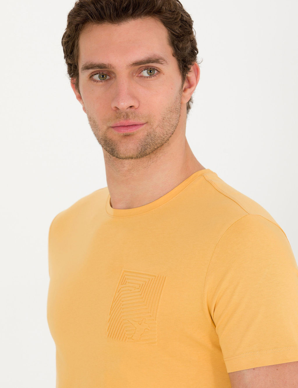 Горчичная футболка узкого кроя