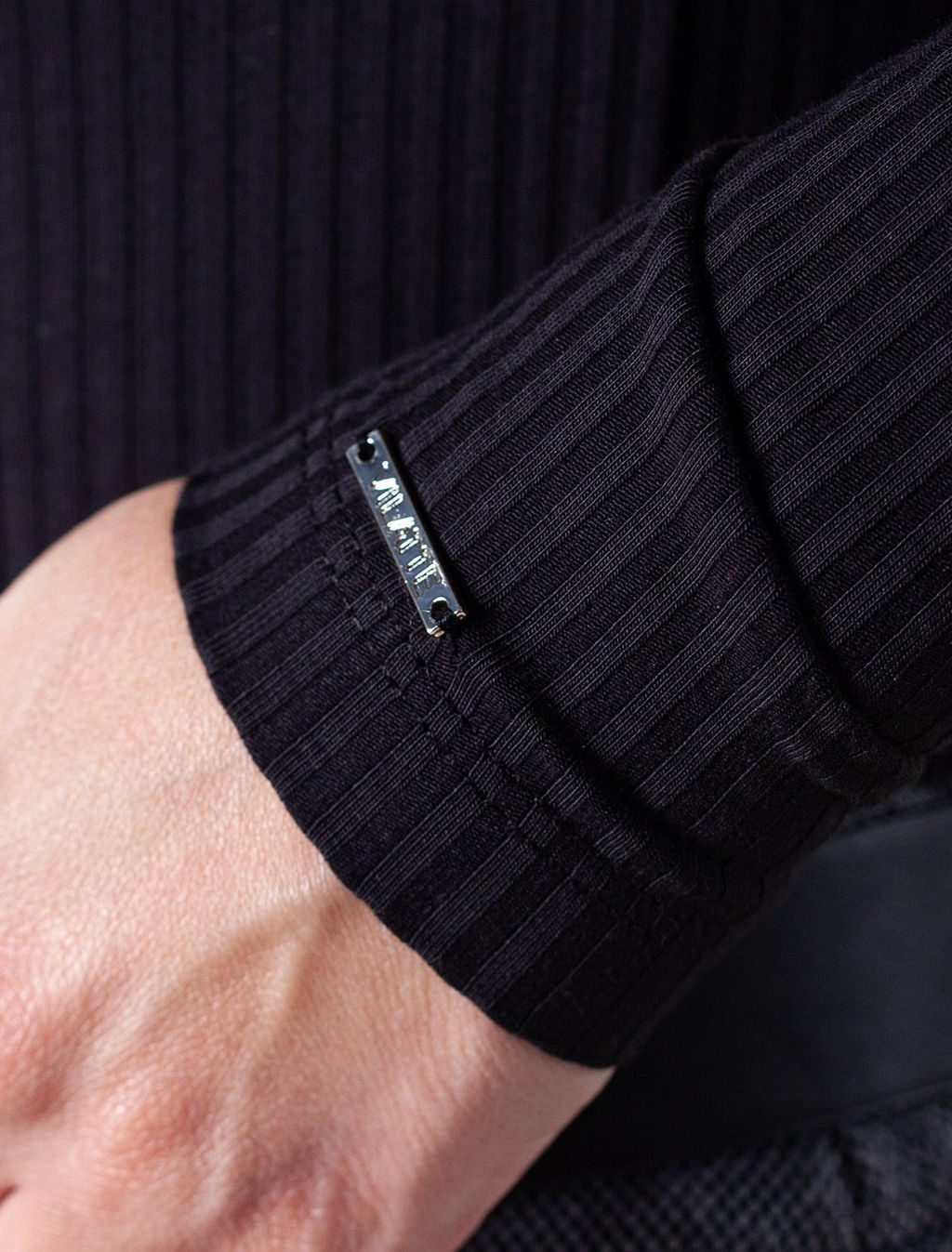 D49.039 Джемпер женский черный