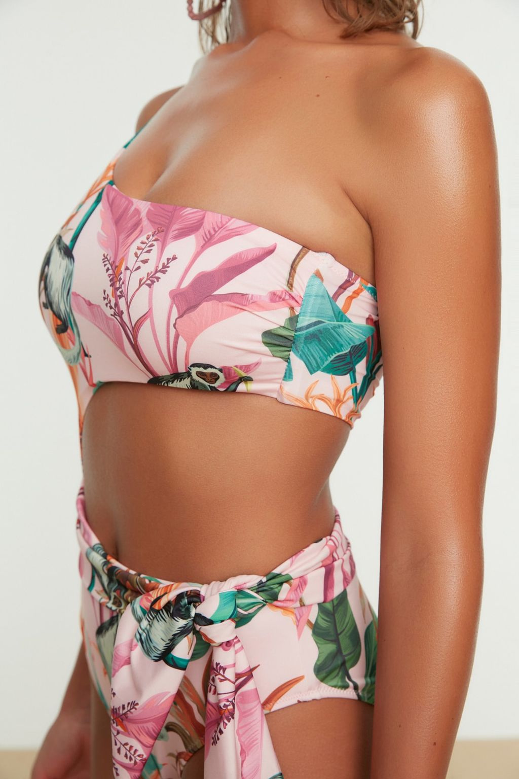 TRENDYOLMILLA Cicek Desenli Tek Omuz Cut Out/Pencereli Regular Mayo TBESS22MA0197 фото 14