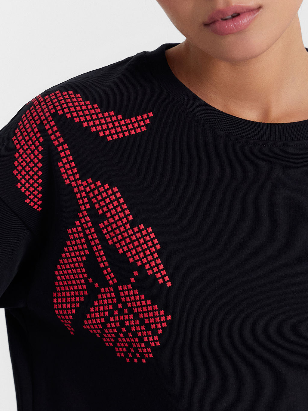 Джемпер женский черный с цветочным орнаментом