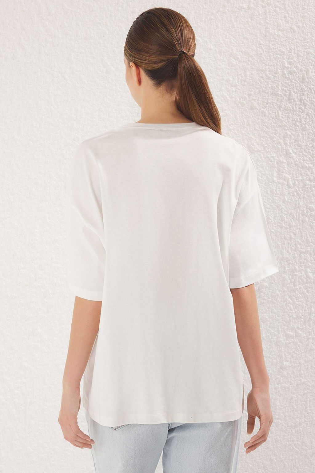 TRENDYOLMILLA Ekru Fiyonk ve Ekose Detayl? Oversize/Genis Kal?p Orme T-Shirt TWOSS25TS00130 фото 5