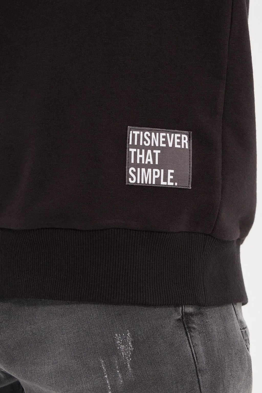 Siyah Regular/Normal Kesim Slogan Etiketli Sardonsuz Sweatshirt TMNAW21SW2006