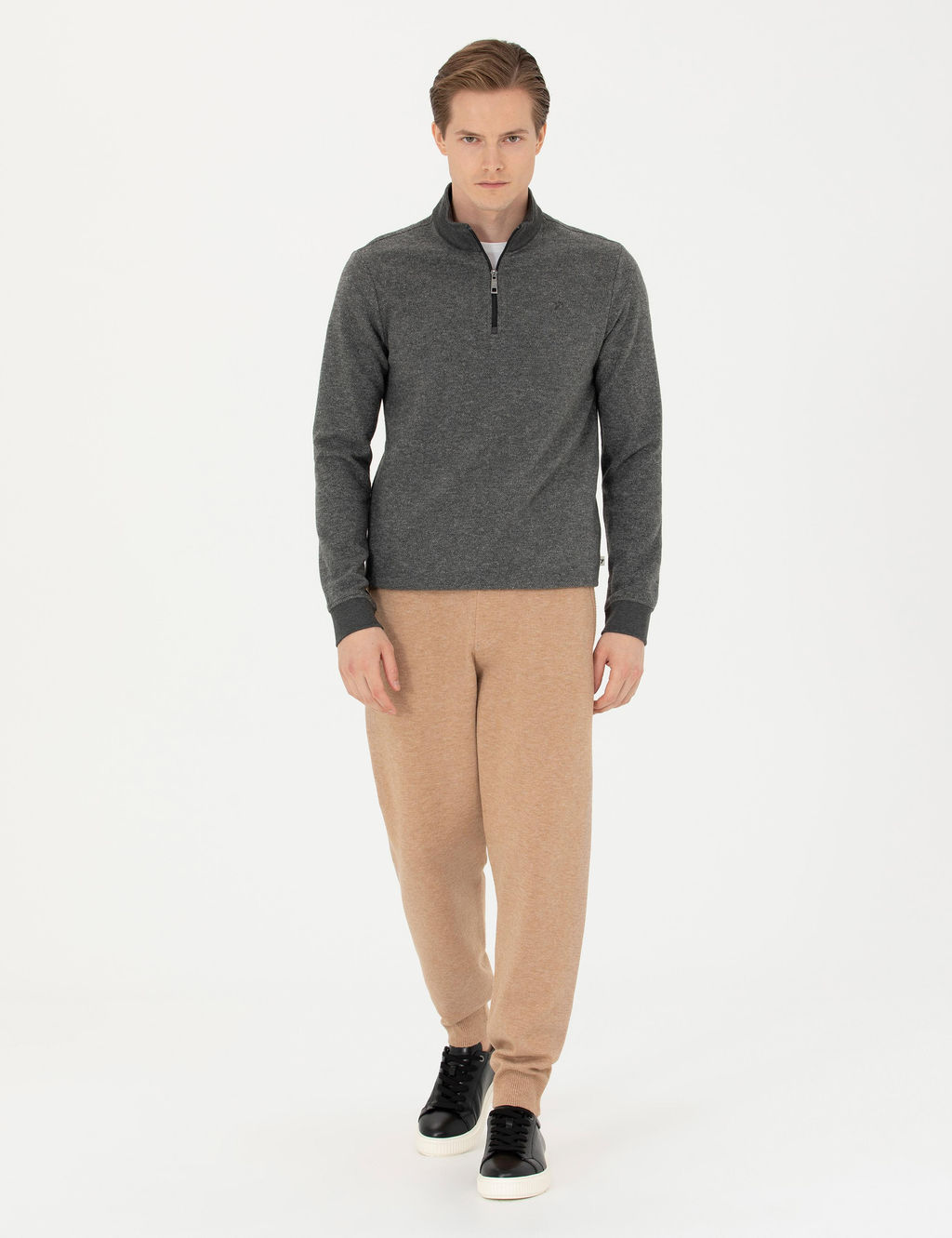 Бежевые зауженные трикотажные брюки с высоким воротником