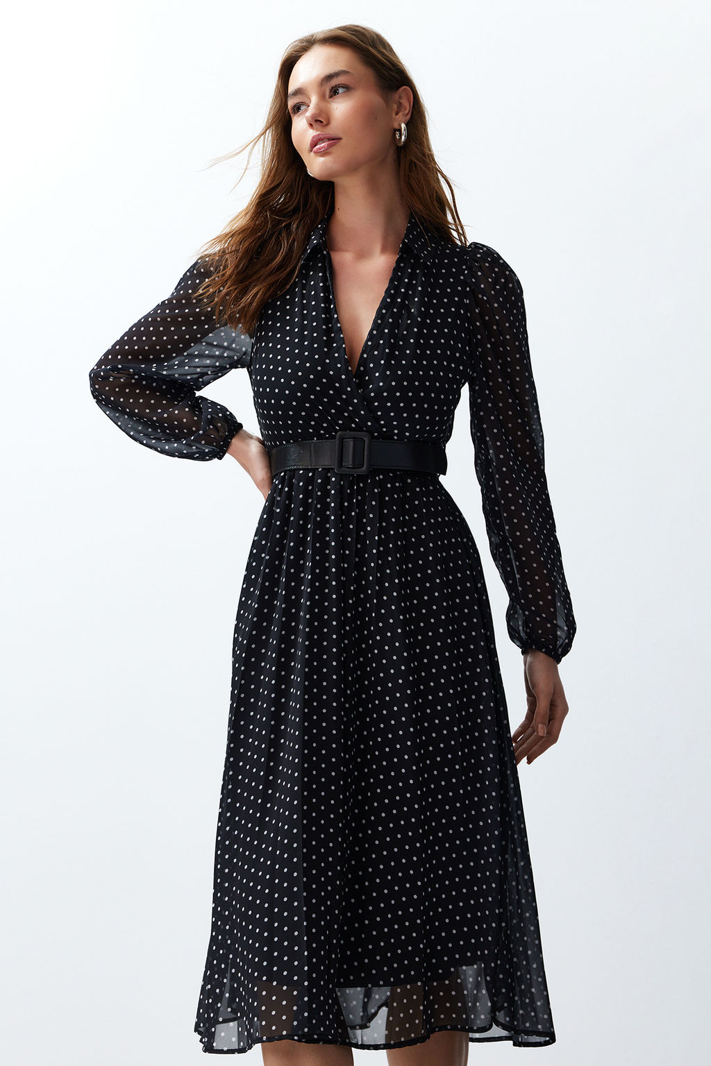 TRENDYOLMILLA Siyah Kemerli Puantiyeli Sifon Astarl? Midi Dokuma Elbise TWOSS24EL00839  фото 2